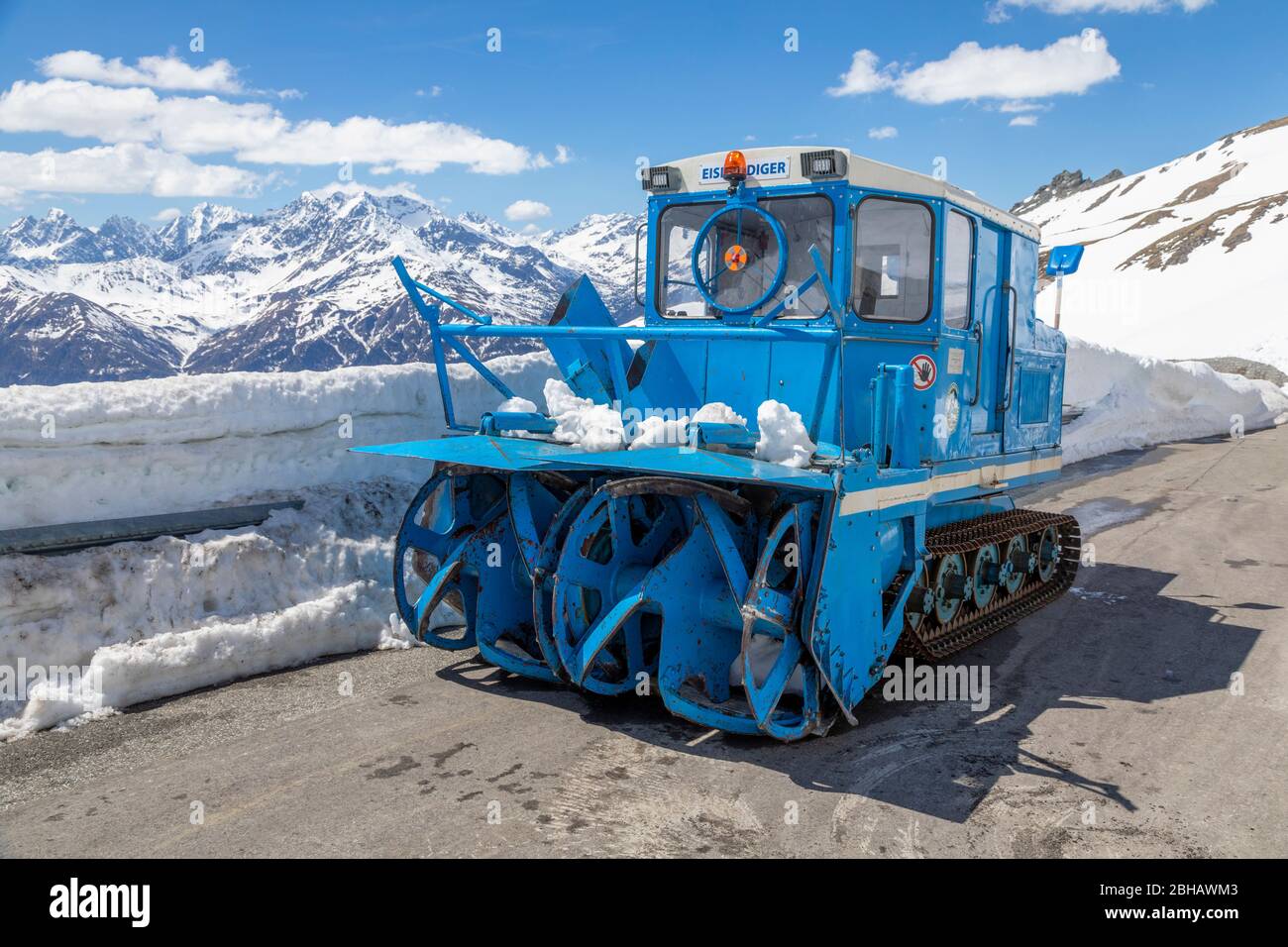 Attrezzatura per lo sgombero della neve, rompighiaccio, sulla strada alpina Grossglockner, Parco Nazionale degli alti Tauri, Austria, Europa Foto Stock