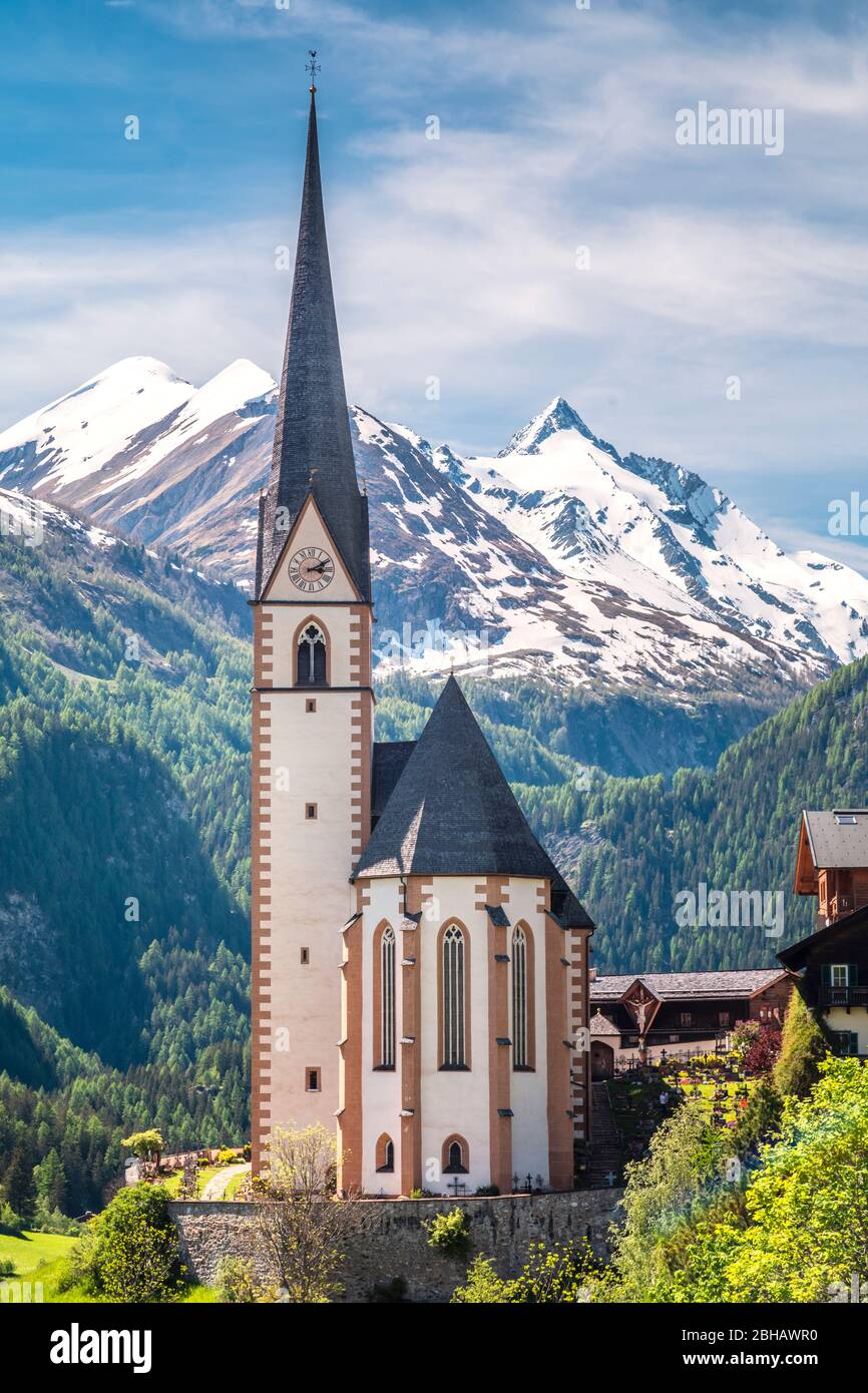 Chiesa di San Vincenzo a Heiligenblut am Großglockner, Parco Nazionale dell'Alto Tauern, distribuzione di Spittal an der Drau, Carinzia, Austria, Europa Foto Stock