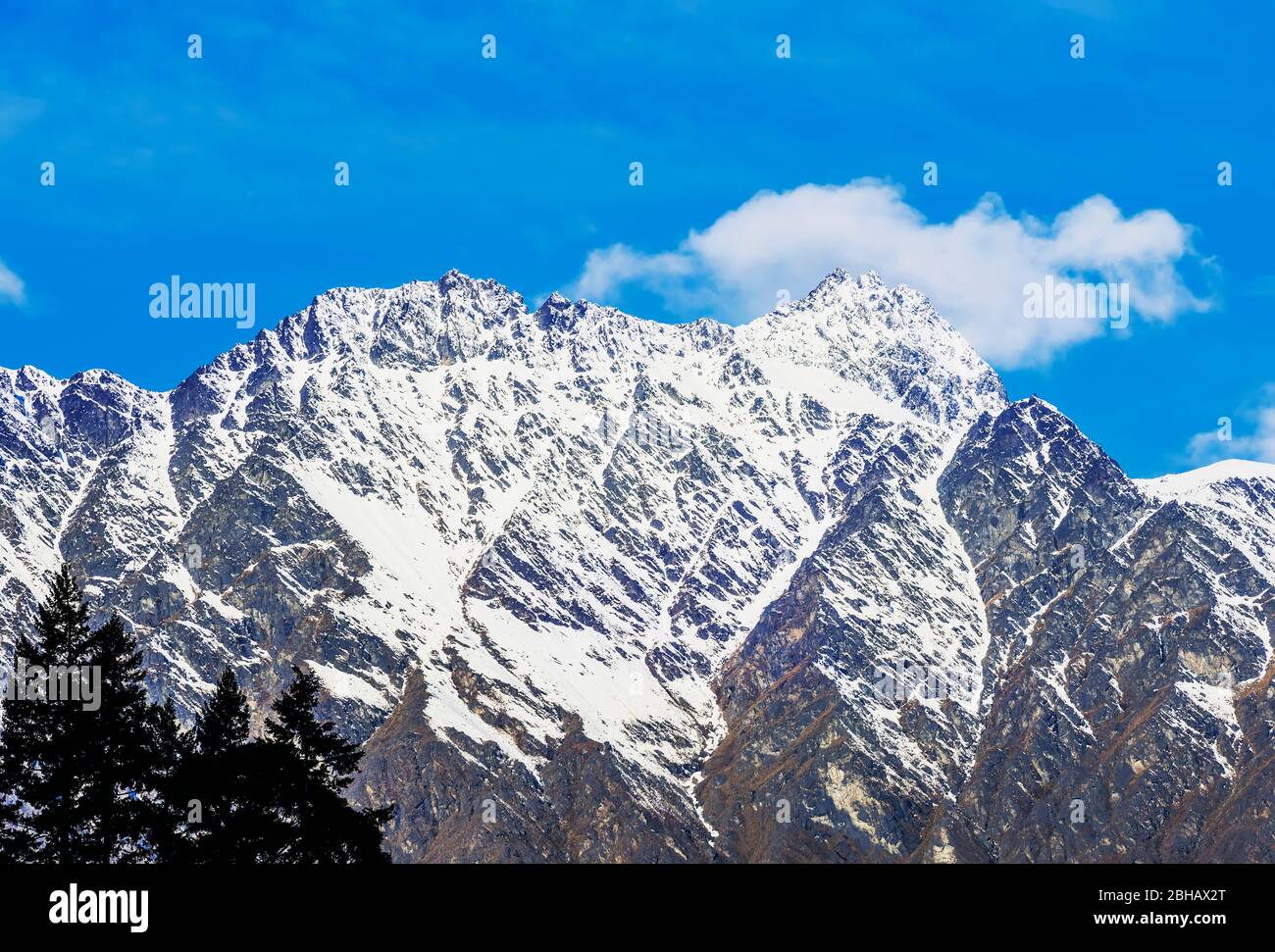 La catena montuosa Remarkables con il cappuccio di neve, Queenstown, South Island, Nuova Zelanda, Foto Stock