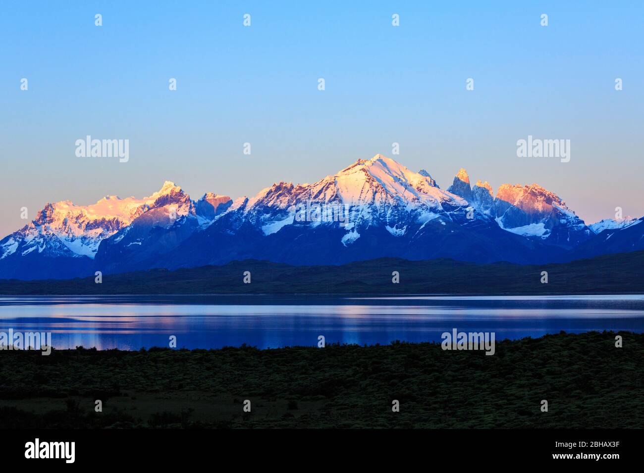 Parco Nazionale Torres del Paine all'alba con il Lago Sarimento in Patagonia cilena Foto Stock