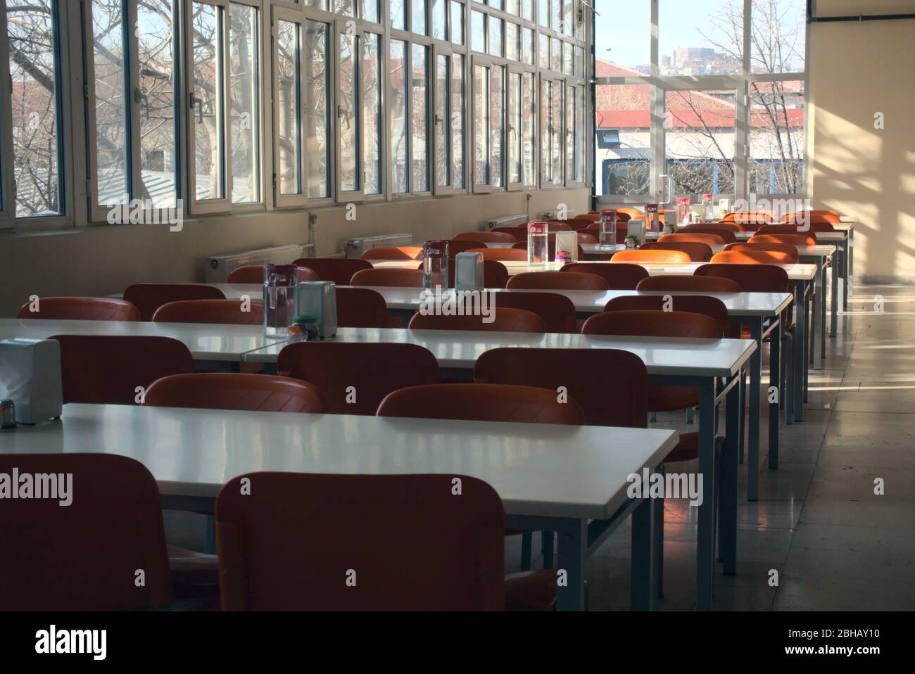 Posti vuoti di una caffetteria licolare dopo la cancellazione delle scuole per quanto riguarda il covid 19 senza persone a tutti Foto Stock