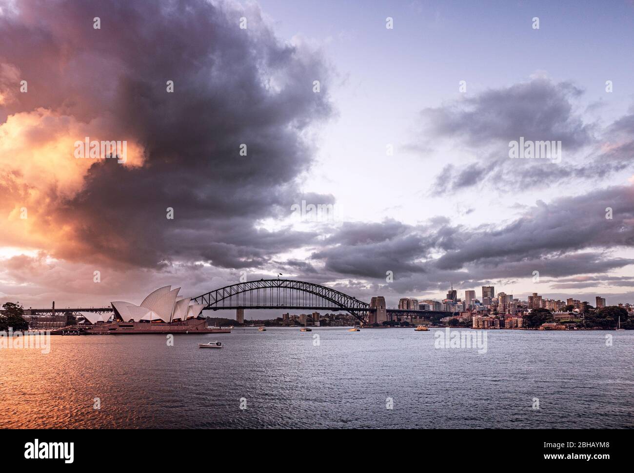 Australia, Sydney Opera House e Harbour Bridge, tramonto Foto Stock