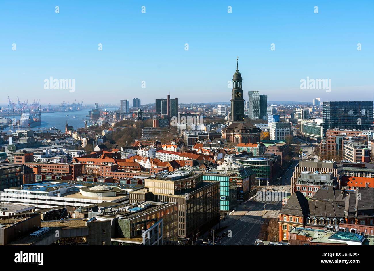 Germania, Amburgo, vista dalla torre della chiesa rovina San Nikolai alla chiesa San Michaelis e le torri danzanti. Foto Stock