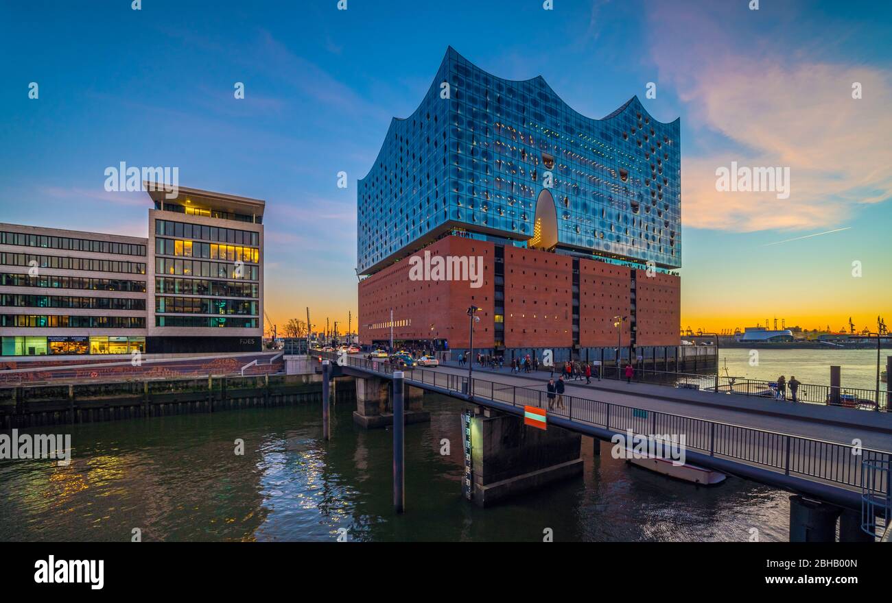 Germania, Amburgo, Elbphilharmonie, uso come sala concerti, hotel, edificio residenziale, garage Foto Stock