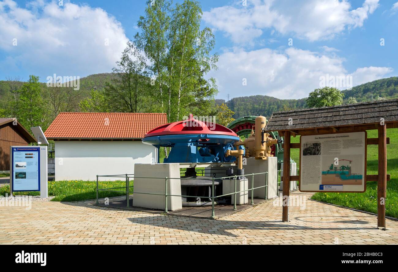 Germania, Baden-Württemberg, Metzingen - Glems, motore ad acqua, pezzo da museo di Untertürkheim presso la centrale di stoccaggio a pompa Glems Foto Stock