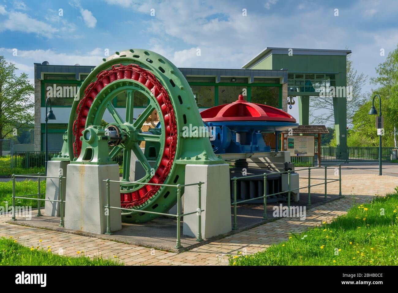 Germania, Baden-Württemberg, Metzingen - Glems, motore ad acqua, pezzo da museo di Untertürkheim presso la centrale di stoccaggio a pompa Glems Foto Stock