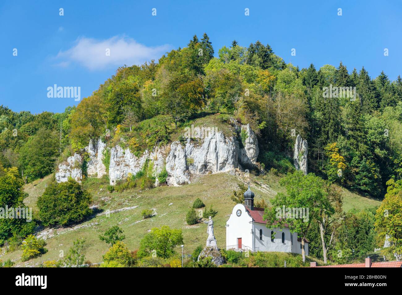 Germania, Baden-Württemberg, Schelklingen - Huts, vista dal fondo della valle al 1717/19 costruita 'Cappella alla dolorosa Madre di Dio' con la statua del 'buon Pastore' e la roccia del castello Foto Stock