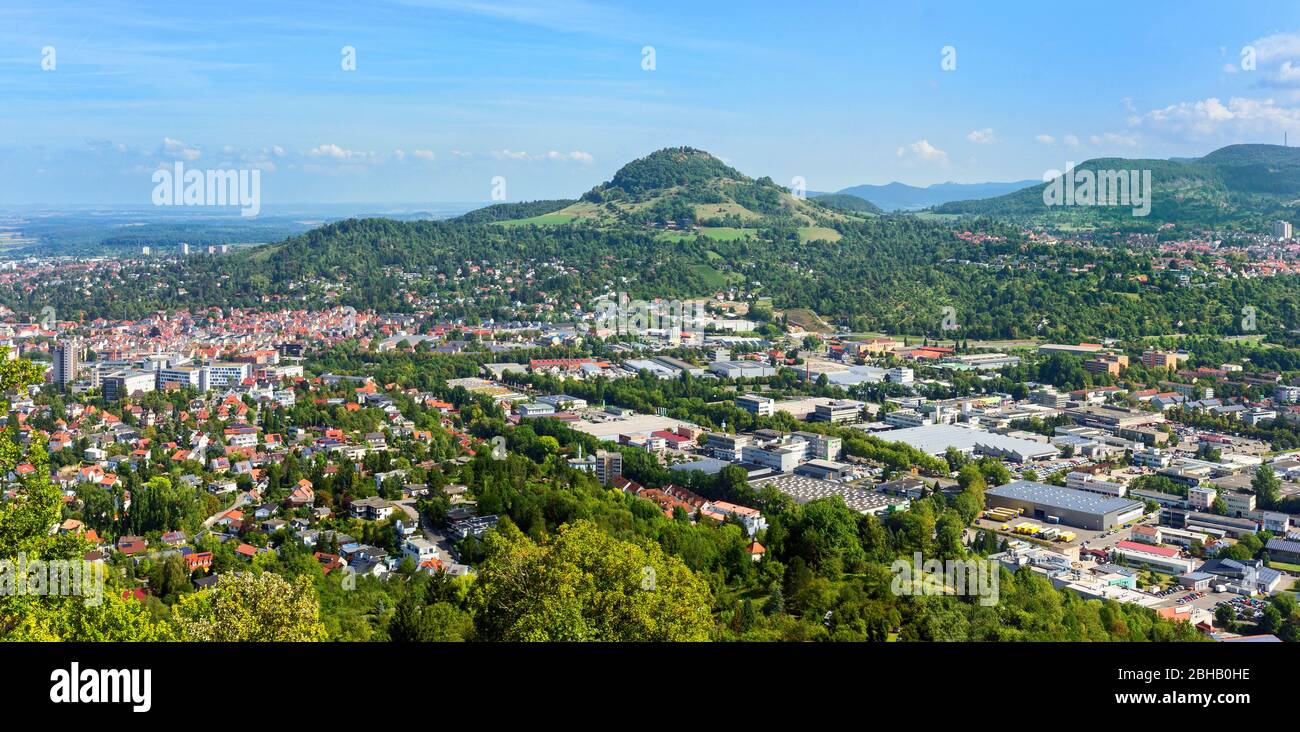 Germania, Baden-Württemberg, Reutlingen, vista da Georgenberg via Reutlingen sulla sinistra e l'area industriale Pfullinger sulla destra di fronte all'Achalm Foto Stock