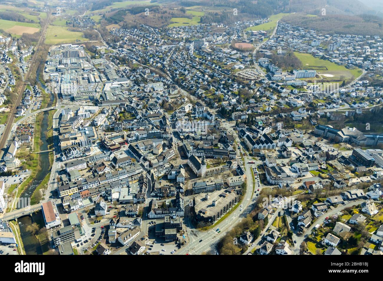 Veduta aerea della parrocchia cattolica di San Walburga, Place Stiftsplatz, Meschede, Renania settentrionale-Vestfalia, Germania Foto Stock