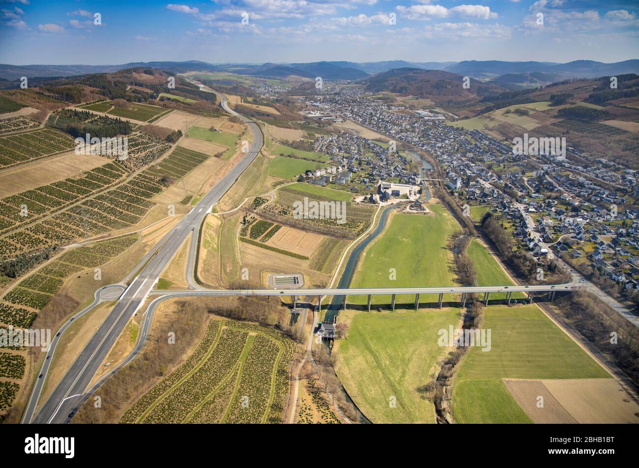 Vista aerea della A46 con uscita autostrada, ponte Ruhr e collegamento alla strada B 7, Bestwig, Sauerland, Renania settentrionale-Vestfalia, Germania Foto Stock