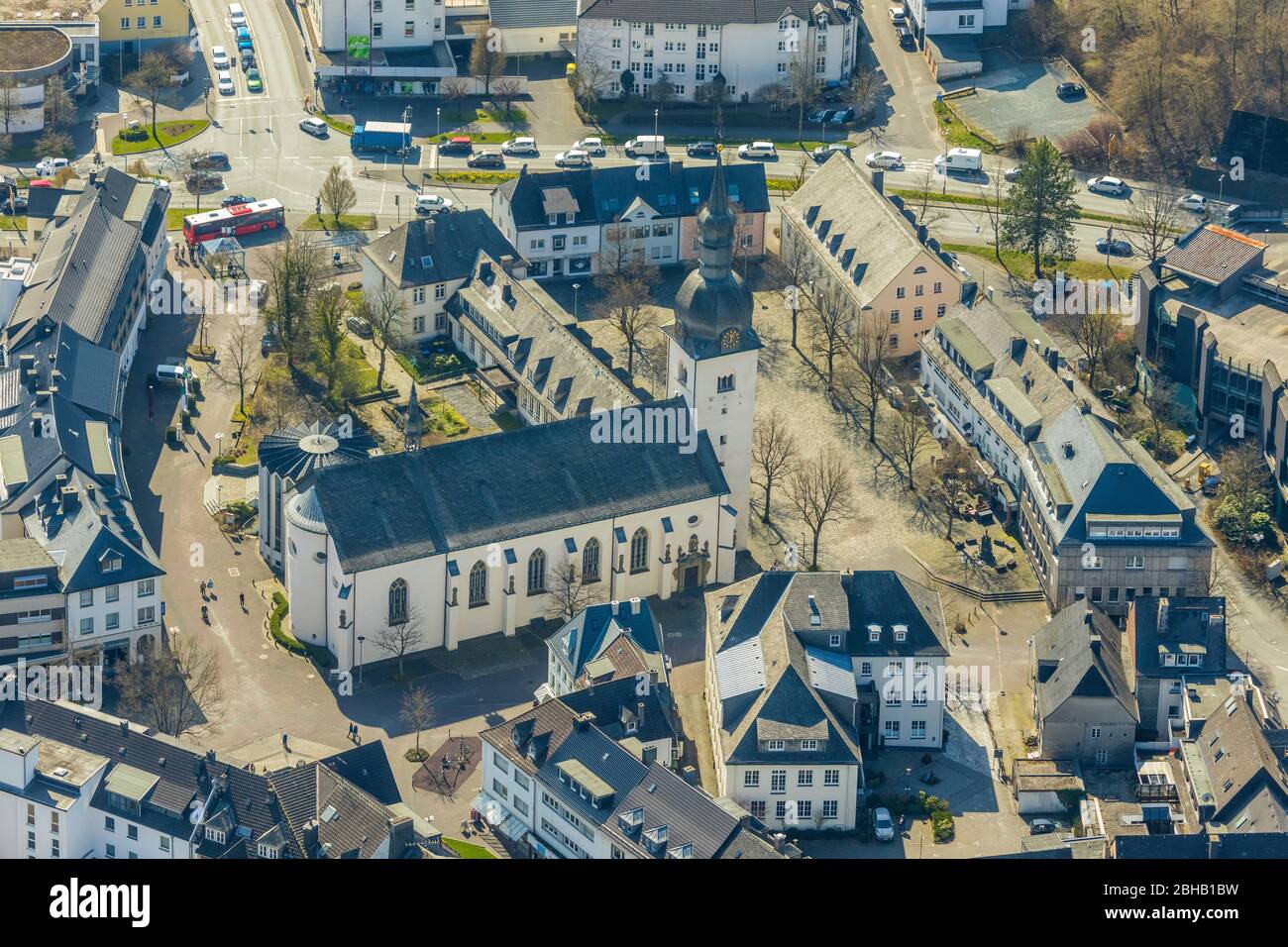 Veduta aerea della parrocchia cattolica di San Walburga, piazza Stiftsplatz, Meschede, Renania settentrionale-Vestfalia, Germania Foto Stock
