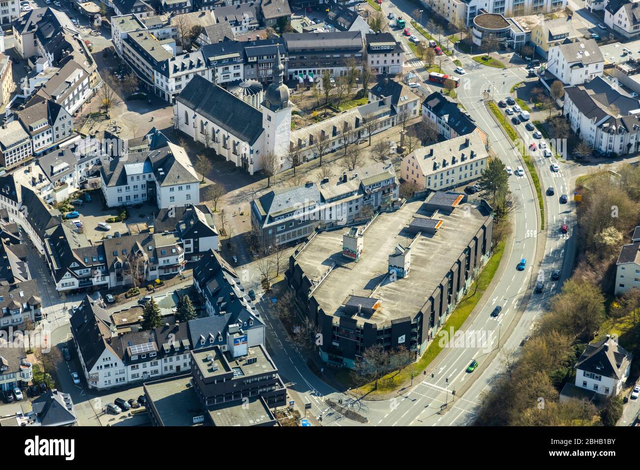 Veduta aerea della parrocchia cattolica di San Walburga, Place Stiftsplatz, Meschede, Renania settentrionale-Vestfalia, Germania Foto Stock
