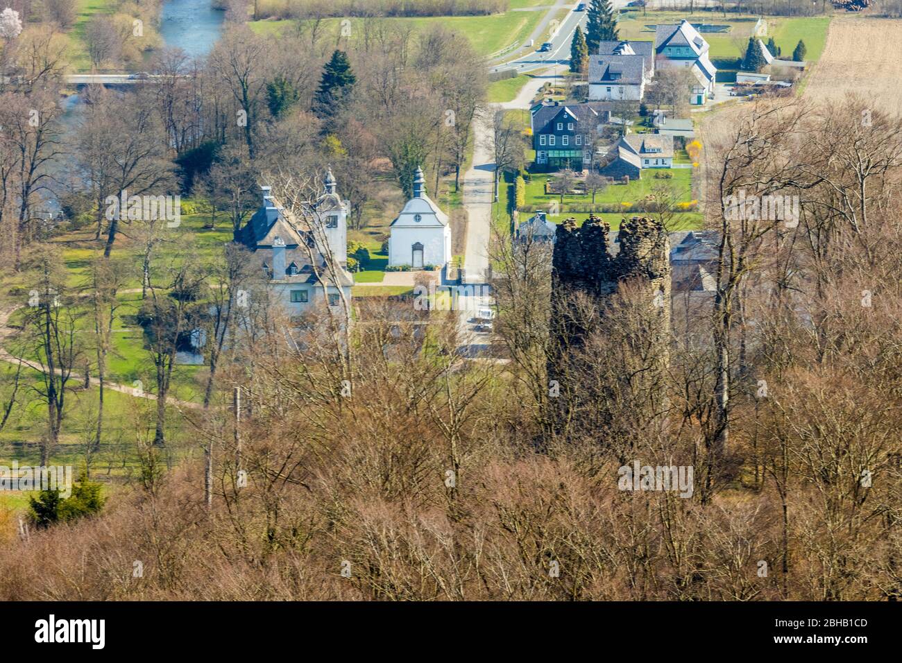 Veduta aerea della torre rovina Laer e del castello d'acqua, Meschede, Nord Reno-Westfalia, Germania Foto Stock
