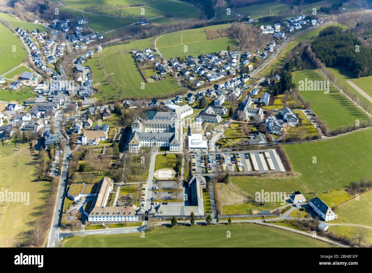 Vista aerea della nuova estensione Fachkrankenhaus "Kloster Grafschaft", Schmallenberg, distretto Grafschaft, Sauerland, Renania settentrionale-Vestfalia, Germania Foto Stock