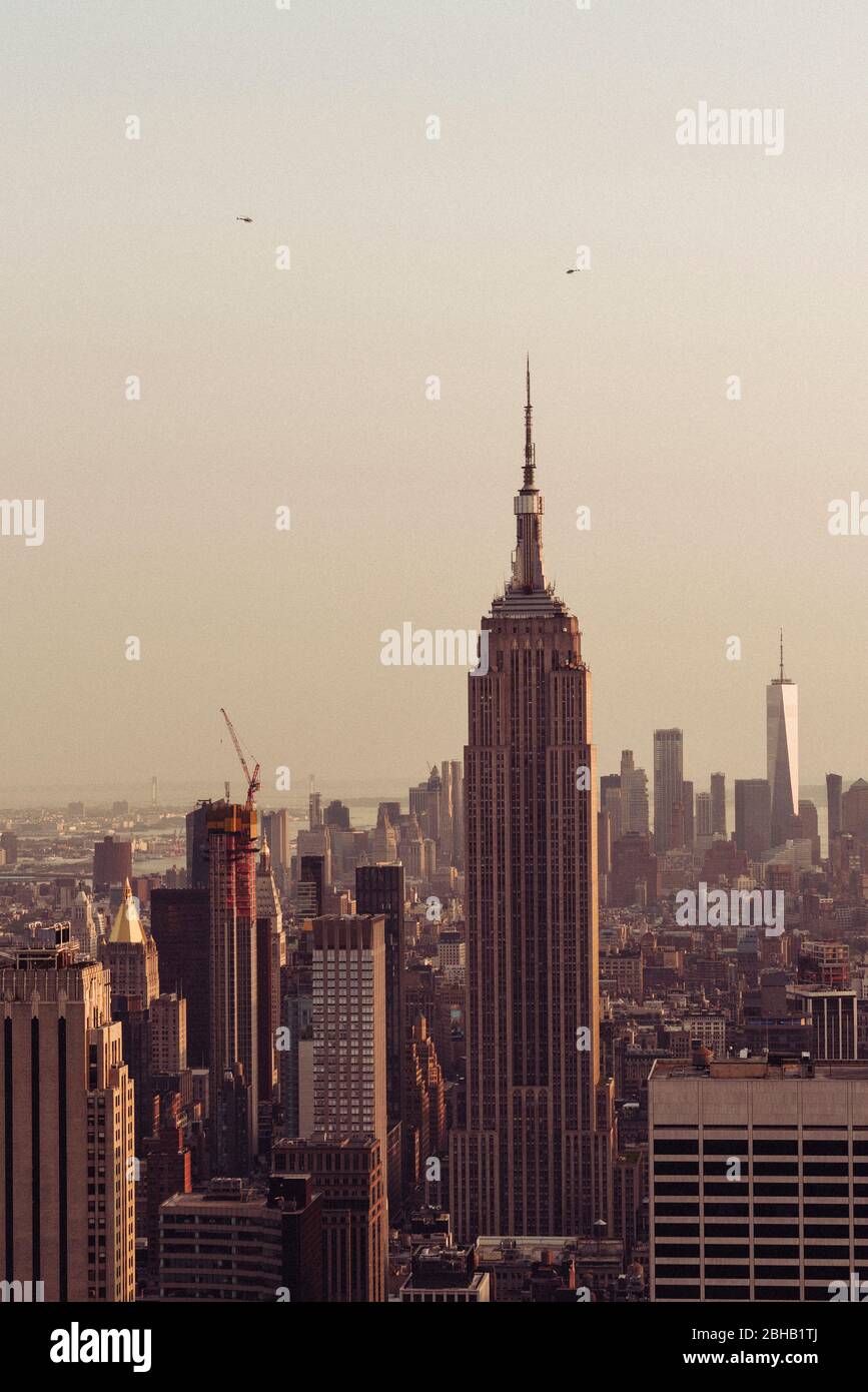 Vista di Manhattan con l'Empire state Building dalla piattaforma panoramica Top of the Rock per un tramonto estivo Foto Stock