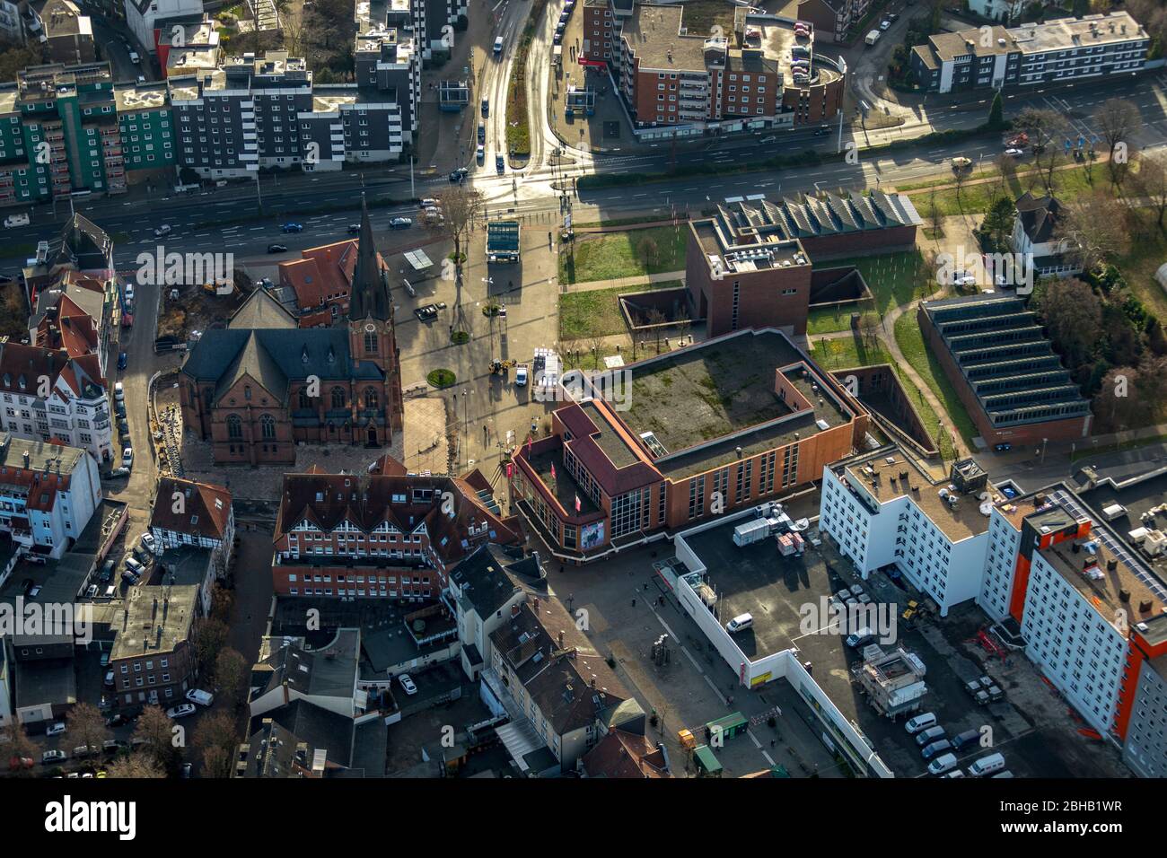 Vista aerea, Piazza Europa e Bahnhofstrasse, chiesa di Kreuz, Museo di Archeologia LWL, Herne, area della Ruhr, Renania Settentrionale-Vestfalia, Germania Foto Stock