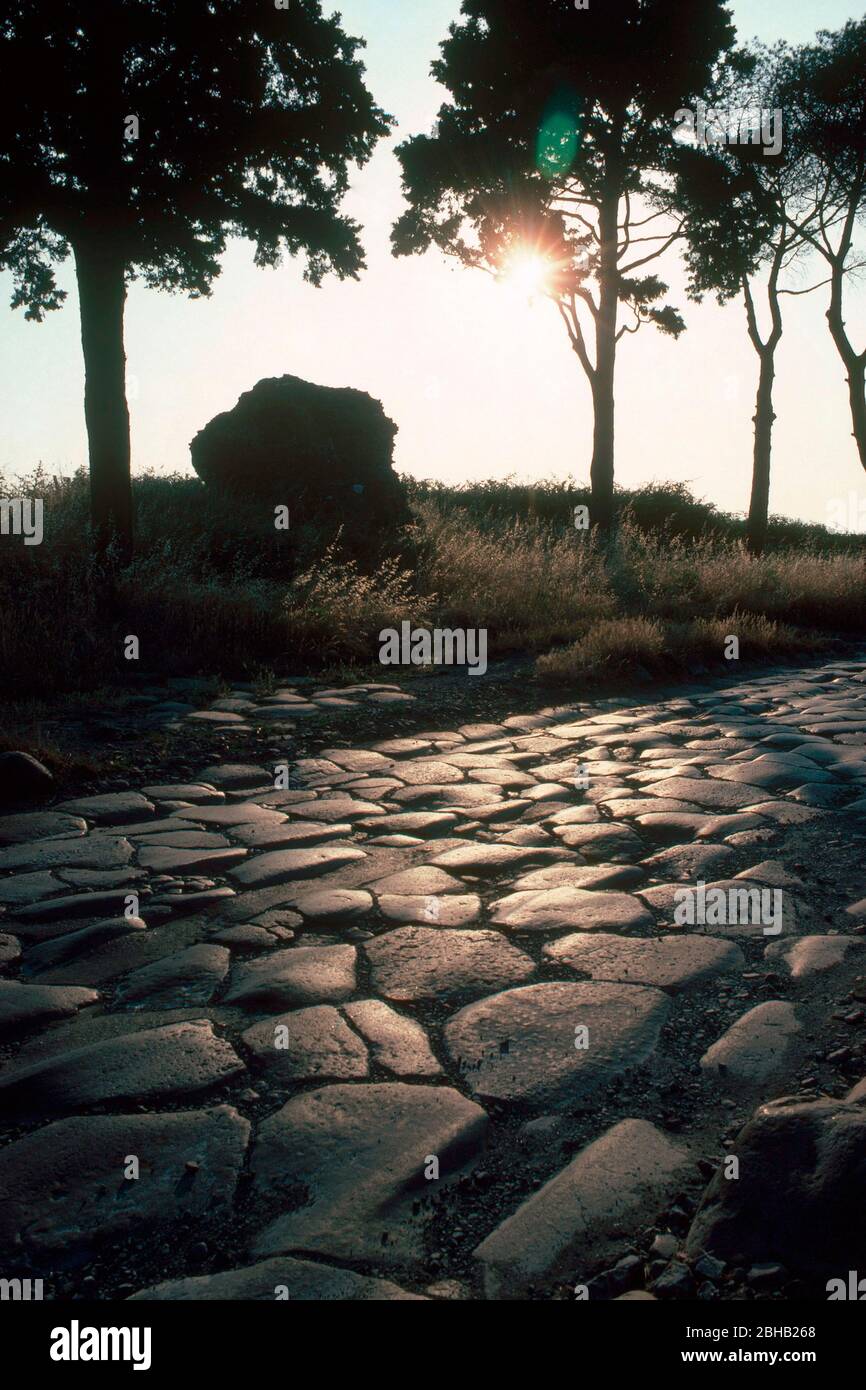 Via Appia, la più famosa via romana, costruita nel 312 a.C. Chr., retroilluminazione Foto Stock