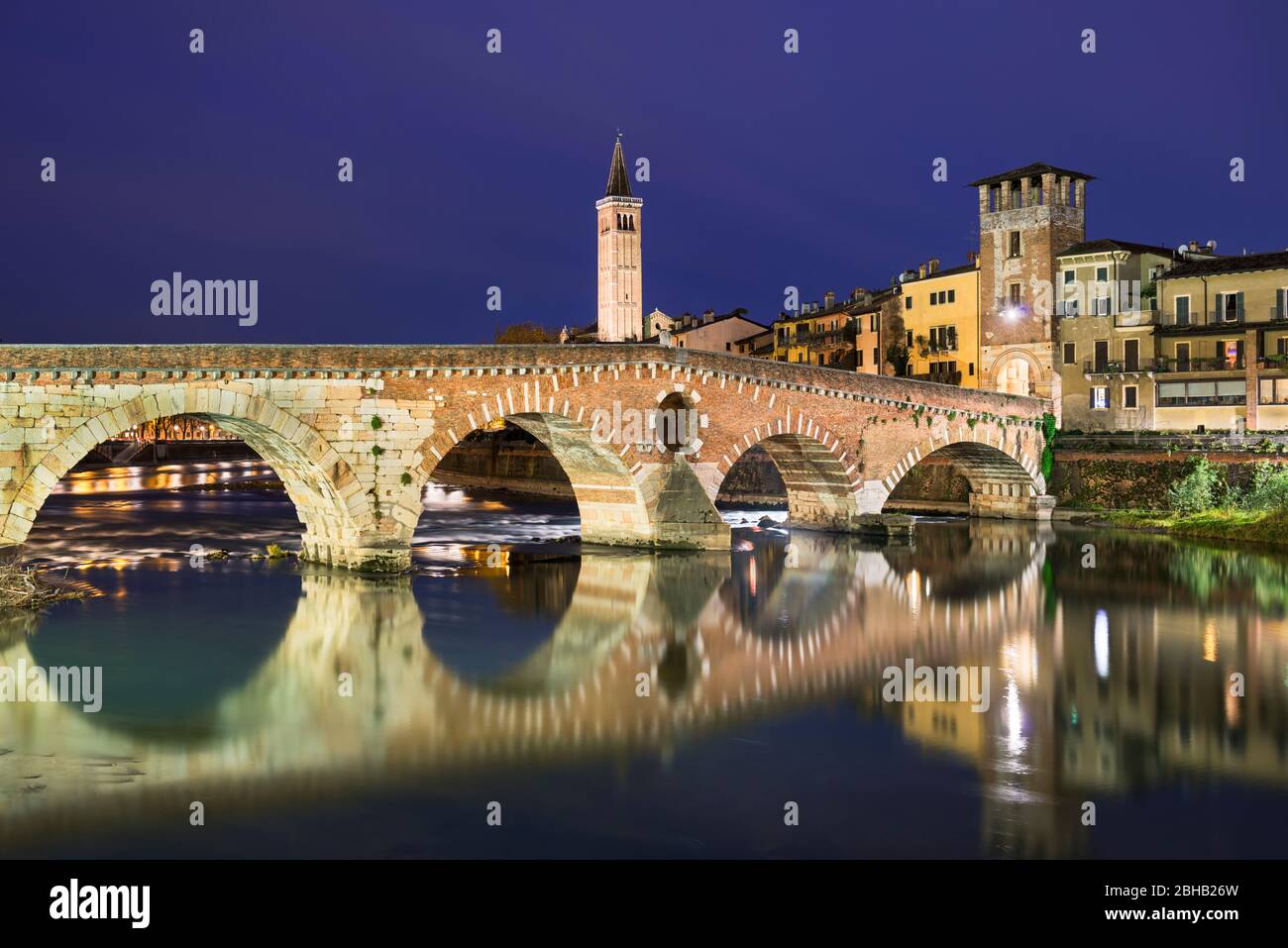 Ponte di Pietra di Verona, Italia di notte Foto Stock