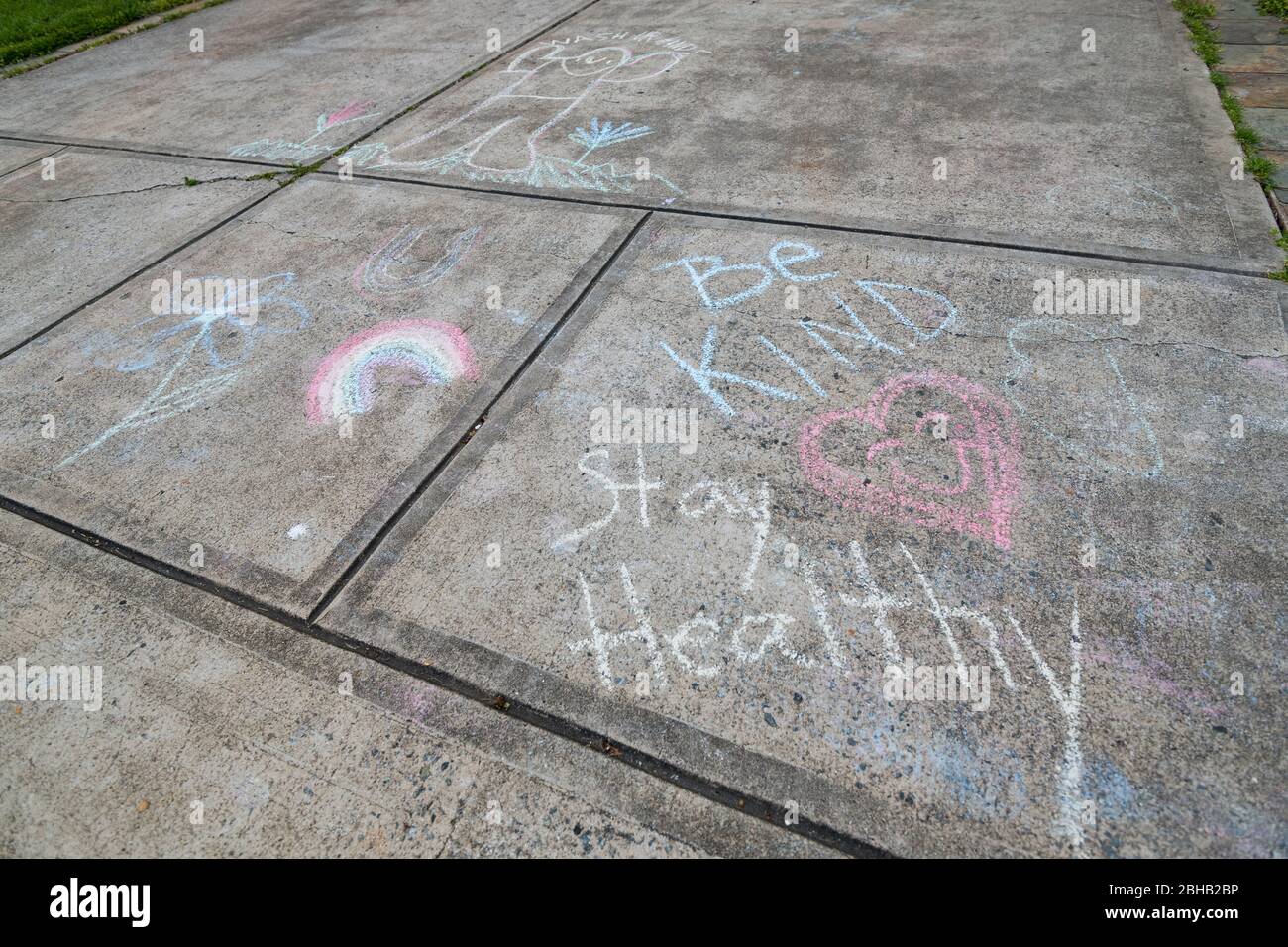 Messaggi per bambini scritti in gesso sul marciapiede che ricordano alle  persone di lavarsi le mani durante la pandemia di Covid-19 Foto stock -  Alamy