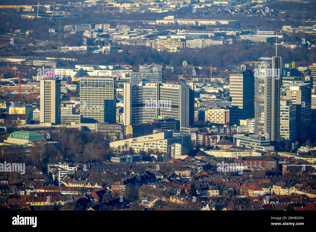 Vista aerea, skyline con Torre RWE, teatro musicale Aalto e Filarmonica, Essen, Nord Reno-Westfalia, Germania Foto Stock