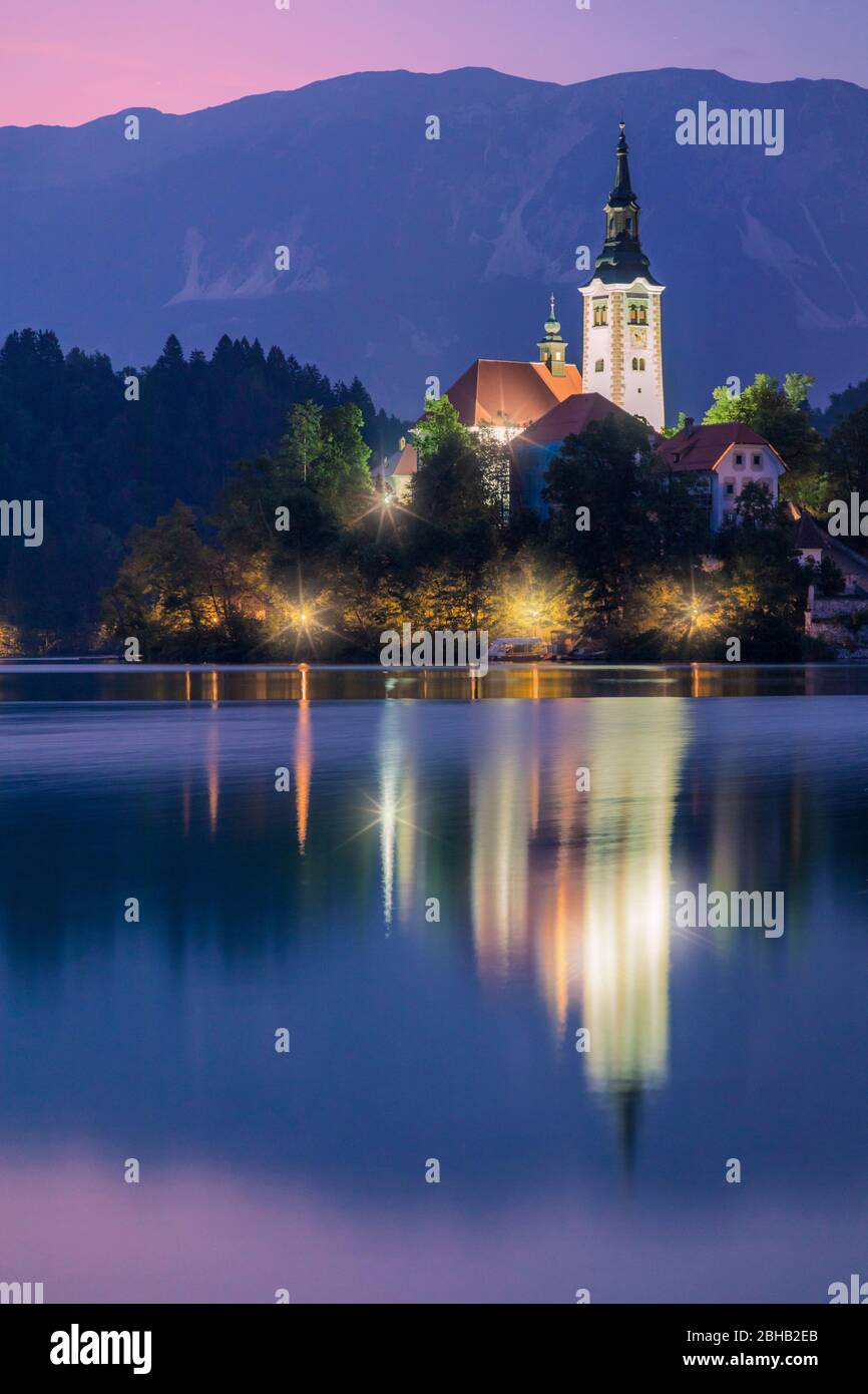 Isola di Bled con la chiesa dell'Assunzione di Maria di notte, Bled, regione superiore della Carniola, Slovenia Foto Stock