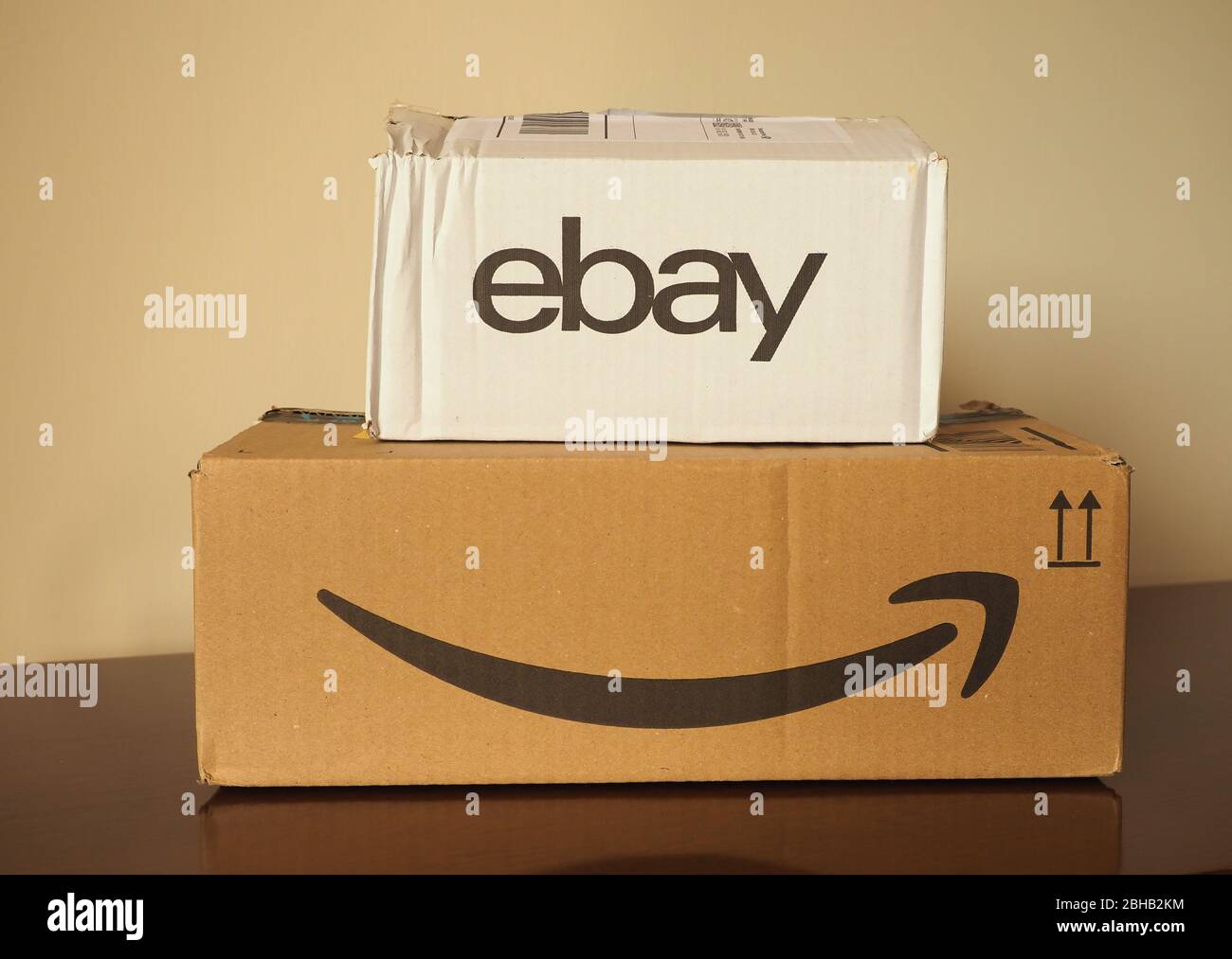 LONDRA, Regno Unito - CIRCA APRILE 2020: Pacchetti eBay e Amazon Foto Stock