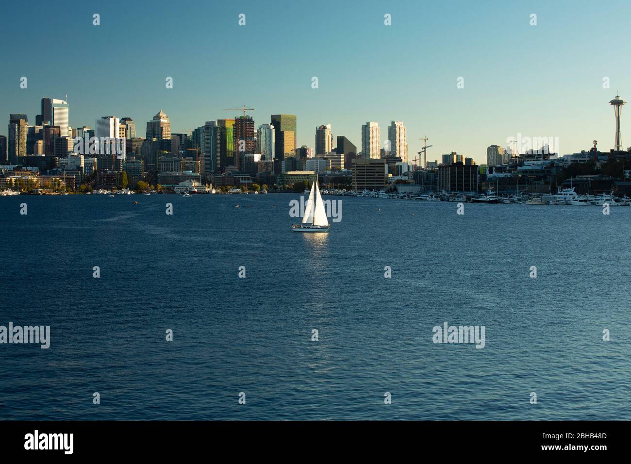 Barca a vela e skyline sul lungomare di Seattle, Washington state, USA Foto Stock