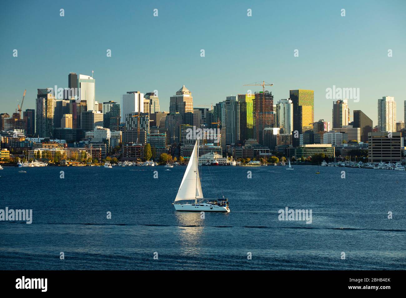 Barca a vela e skyline sul lungomare di Seattle, Washington state, USA Foto Stock