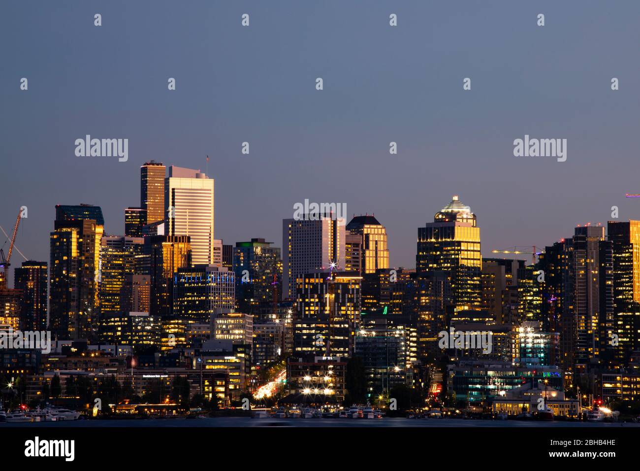 Skyline di Seattle di notte, nello Stato di Washington, USA Foto Stock