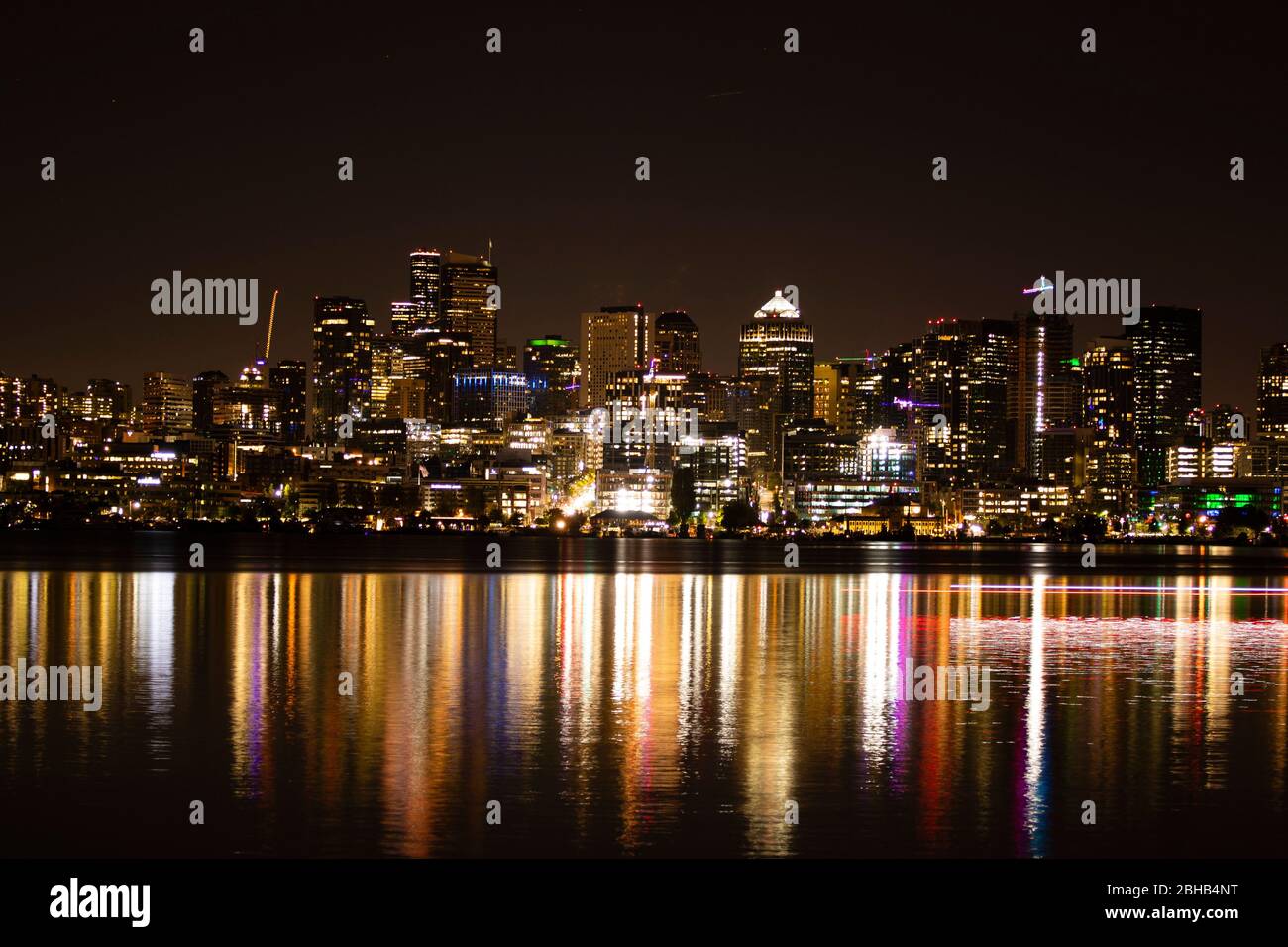 Skyline di Seattle di notte, Washington state, USA Foto Stock Skyline di Seattle di notte, Washington state, USA Foto Stock