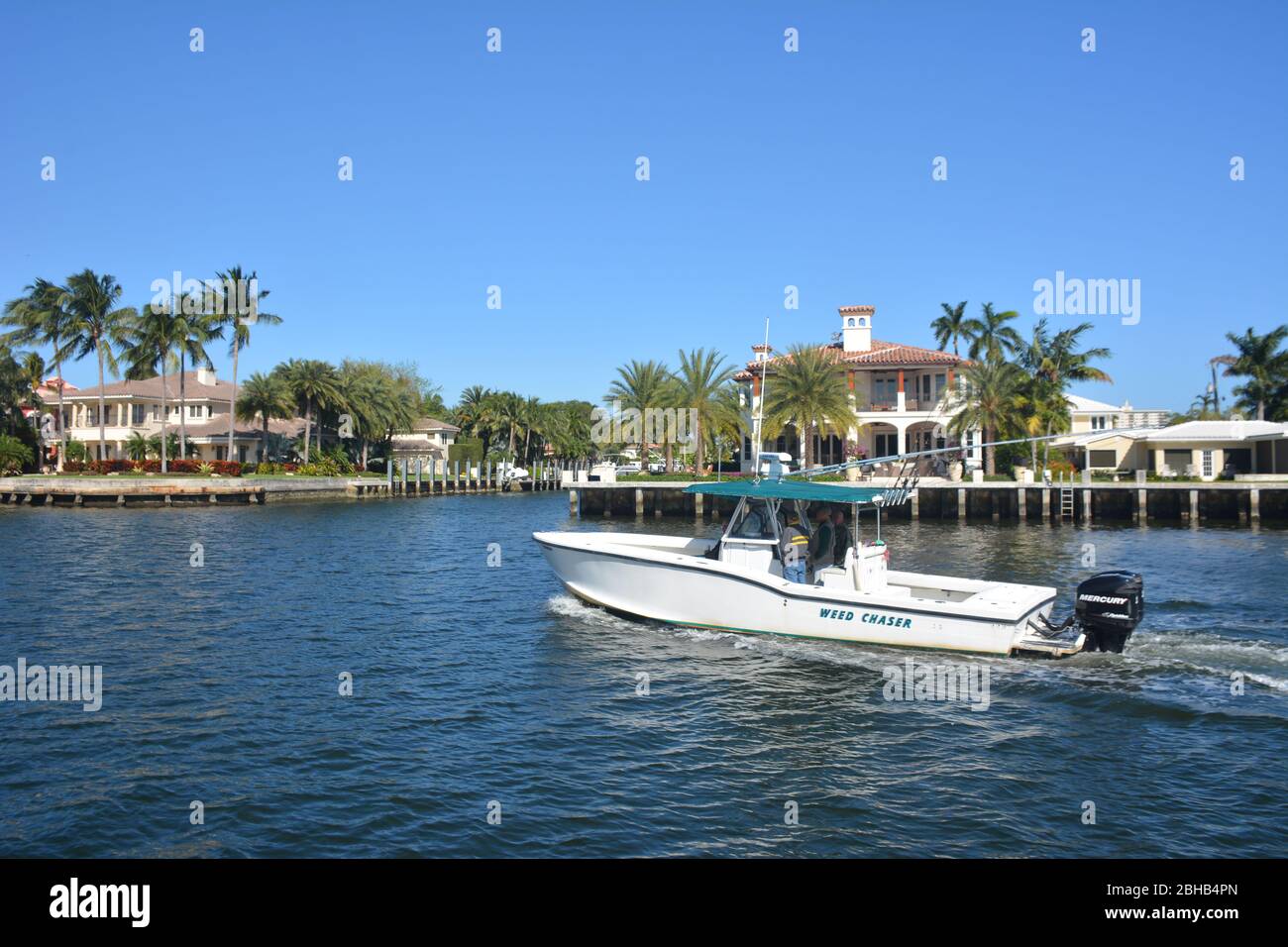 Vista da un viaggio in taxi d'acqua che porta alla Intraostal Waterway di Fort Lauderdale, un sistema di canali caratterizzato da proprietà immobiliari di lusso come Millionaire's Row Foto Stock