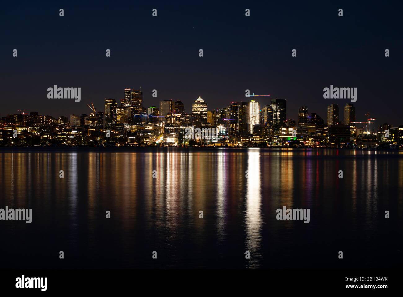 Città illuminata di notte, Seattle, Washington, USA Foto Stock