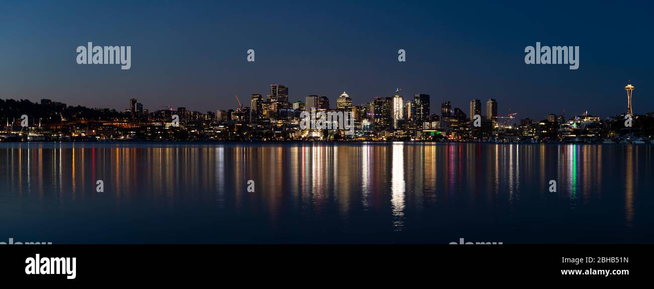 Città illuminata al tramonto, Seattle, Washington, USA Foto Stock Città illuminata al tramonto, Seattle, Washington, USA Foto Stock