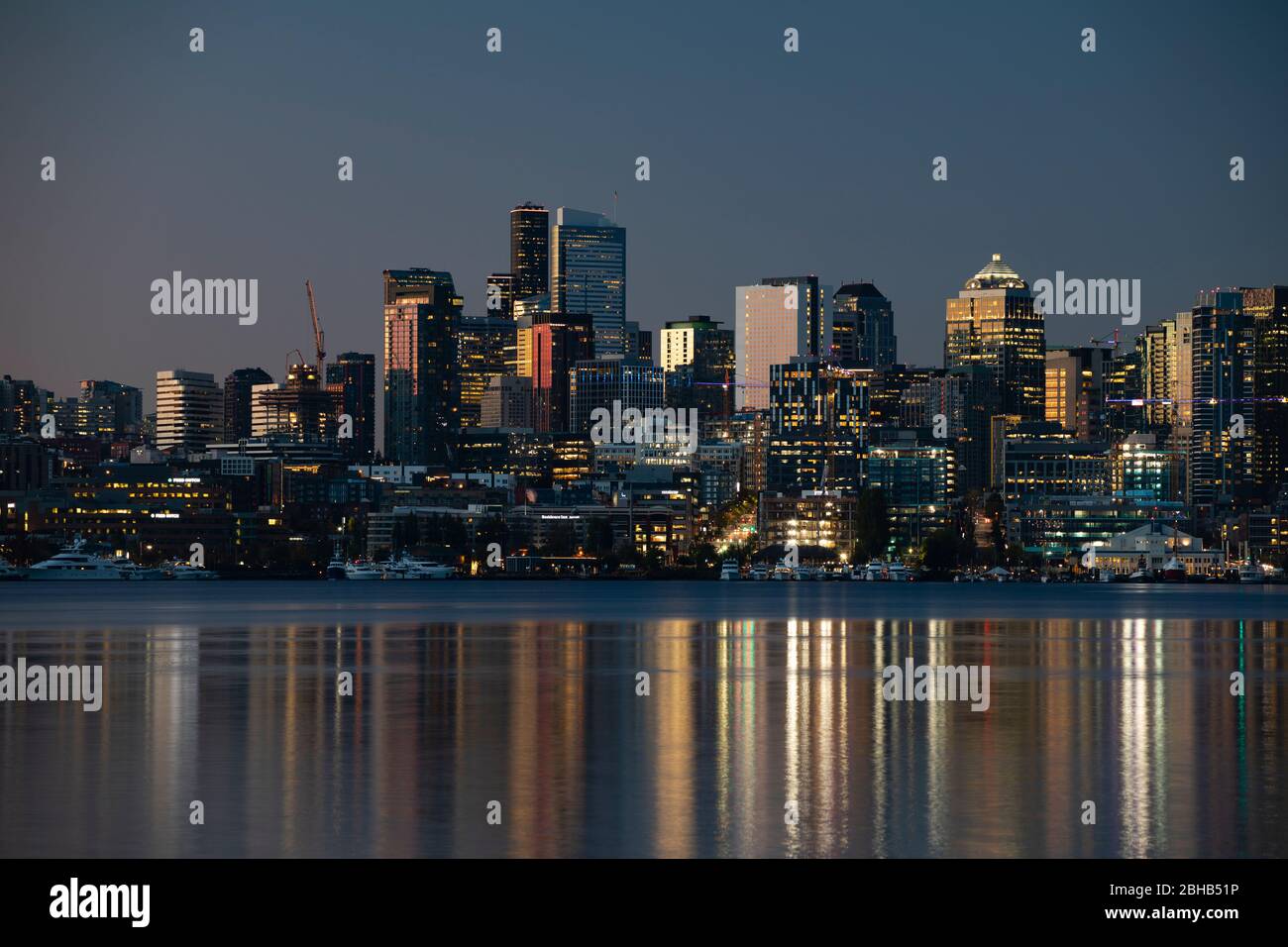 Città illuminata al tramonto, Seattle, Washington, USA Foto Stock