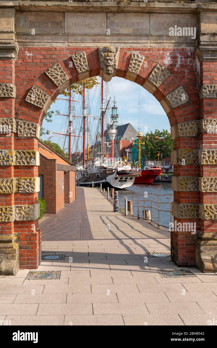 Germania, bassa Sassonia, Emden, la porta del porto fu costruita nel 1635 dal capomaestro Martin Faber (1587-1648) di Emden. Foto Stock