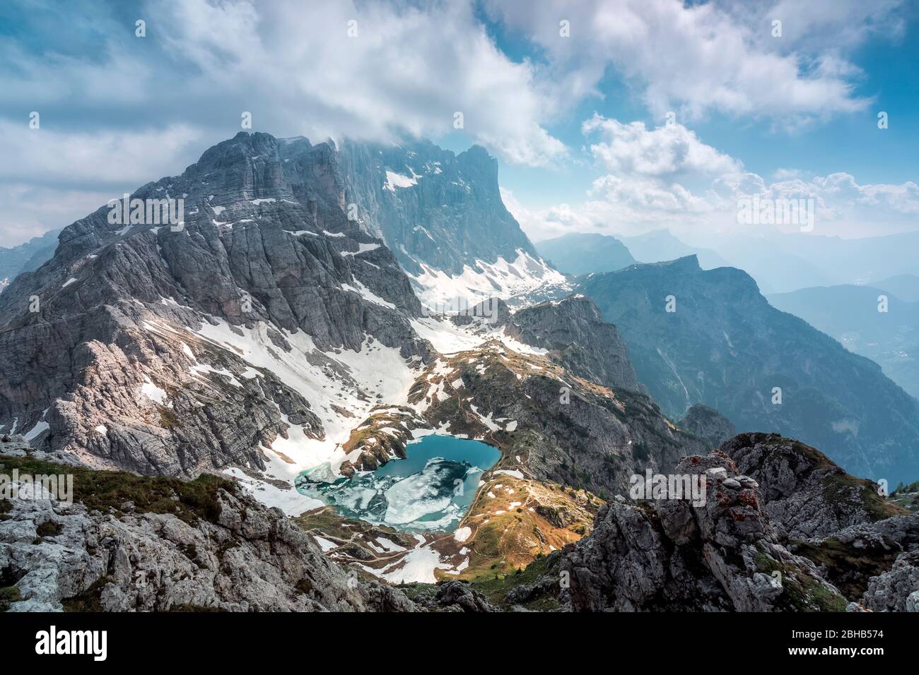 Vista sul lago coldai e sulla parete nord-occidentale della Civetta da cima Coldai, Gruppo Civetta, Dolomiti, Alleghe, Belluno, Veneto, Italia Foto Stock