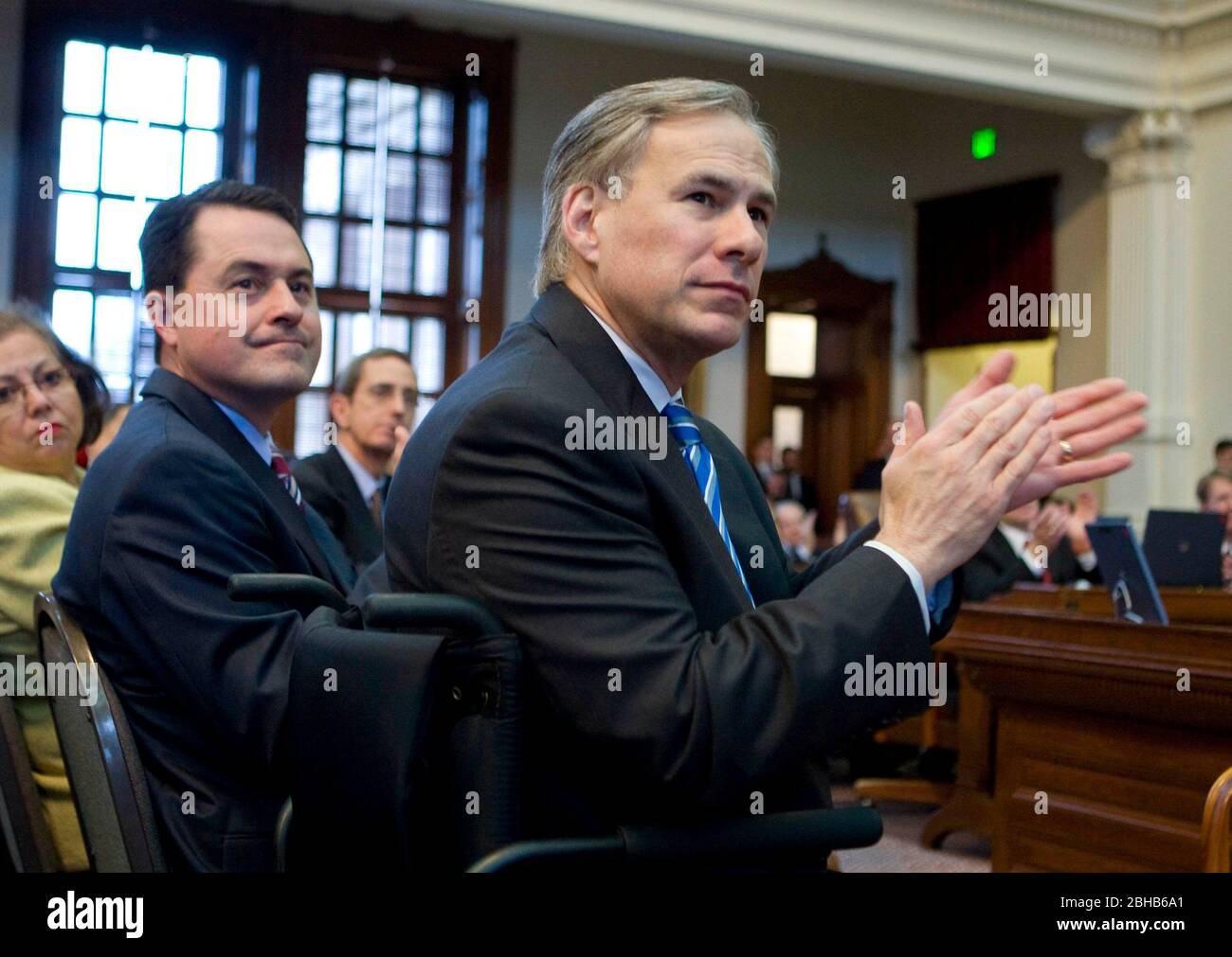 Austin Texas USA, 27 gennaio 2009: Il procuratore generale del Texas Greg Abbott (r) applaude durante il discorso annuale sullo stato dello stato da parte del governatore del Campidoglio del Texas. Abbott è uno dei 13 avvocati generali dello stato che sta citando il governo federale sopra la riforma recentemente promulgata di cura del heath del presidente Barack Obama. A sinistra c'è il Texas Land Commissioner Todd Staples. ©Bob Daemmrich Foto Stock