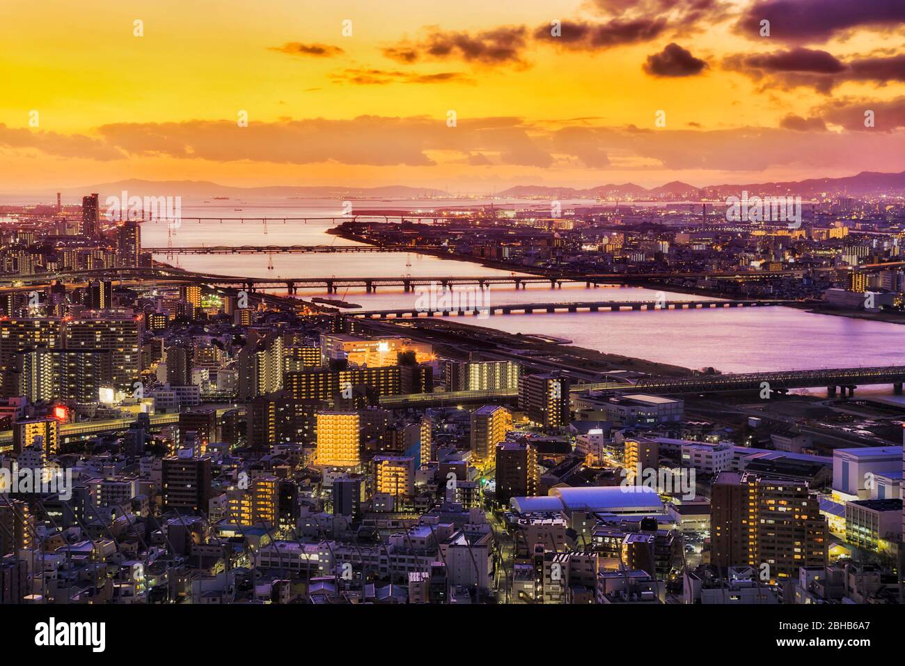 Tramonto panoramico e colorato sulla baia di Osaka intorno al delta del fiume Yodo dalla torre di osservazione aerea del centro commerciale a pedaggio. Foto Stock