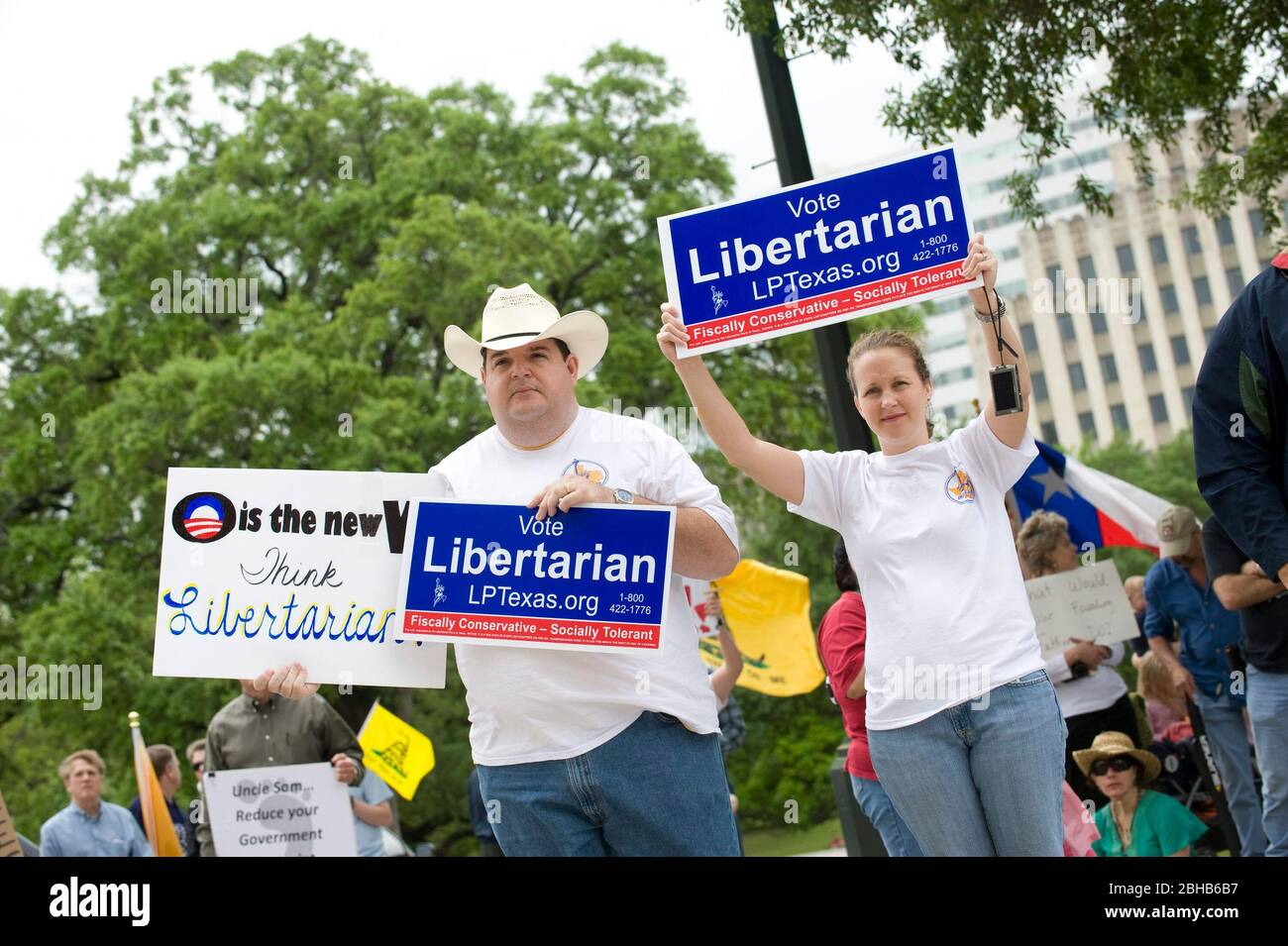 Austin Texas USA, aprile 15th 2010: I libertari protestano contro la spesa pubblica al di fuori del Campidoglio del Texas il giovedì, mentre altri attivisti del Tea Party si sono impegnati per il loro rally annuale di giornata fiscale ©Marjorie Kamys Cotera/Daemmrich Photography Foto Stock