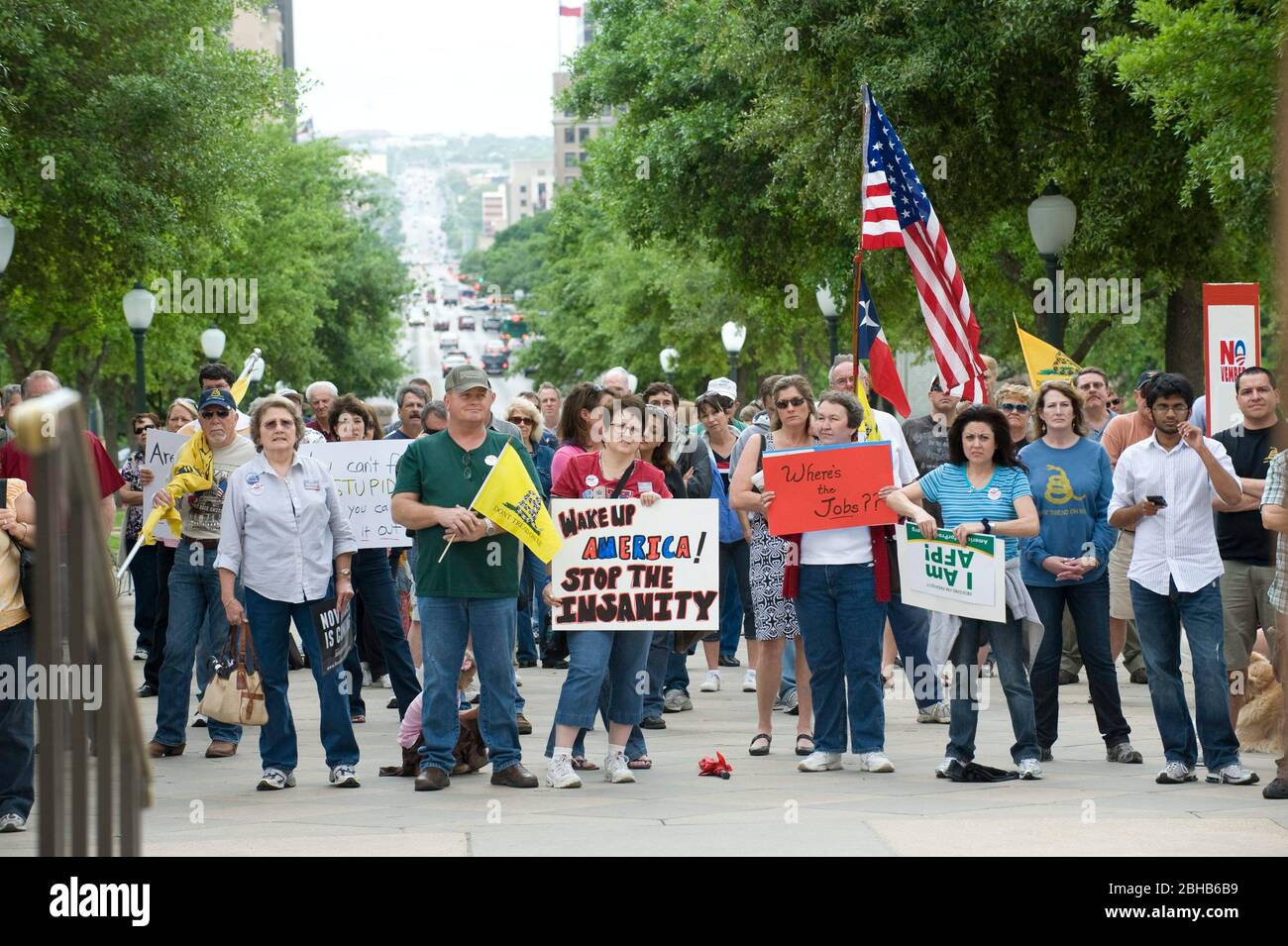 Austin, Texas USA, aprile 15th 2010: I sostenitori del Tea Party protestano contro la spesa pubblica al di fuori del Campidoglio del Texas durante una giornata fiscale annuale contro ciò che vedono come una tassazione federale irragionevolmente elevata. ©Marjorie Kamys Cotera/Daemmrich Photography Foto Stock
