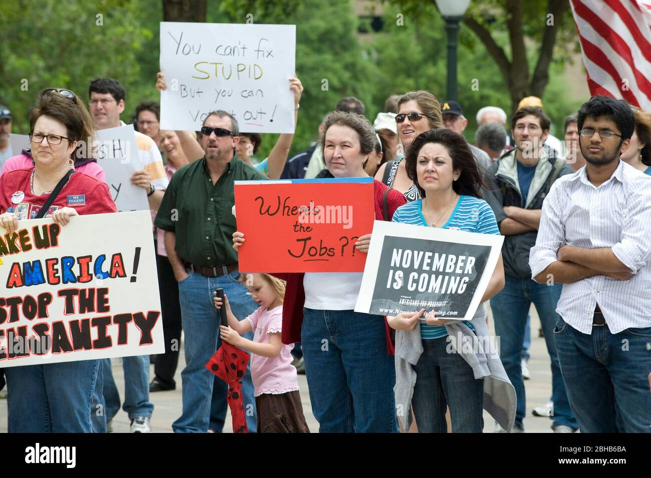 Austin, Texas USA, aprile 15th 2010: I sostenitori del Tea Party protestano contro la spesa pubblica al di fuori del Campidoglio del Texas durante una giornata fiscale annuale contro ciò che vedono come una tassazione federale irragionevolmente elevata. ©Marjorie Kamys Cotera/Daemmrich Photography Foto Stock
