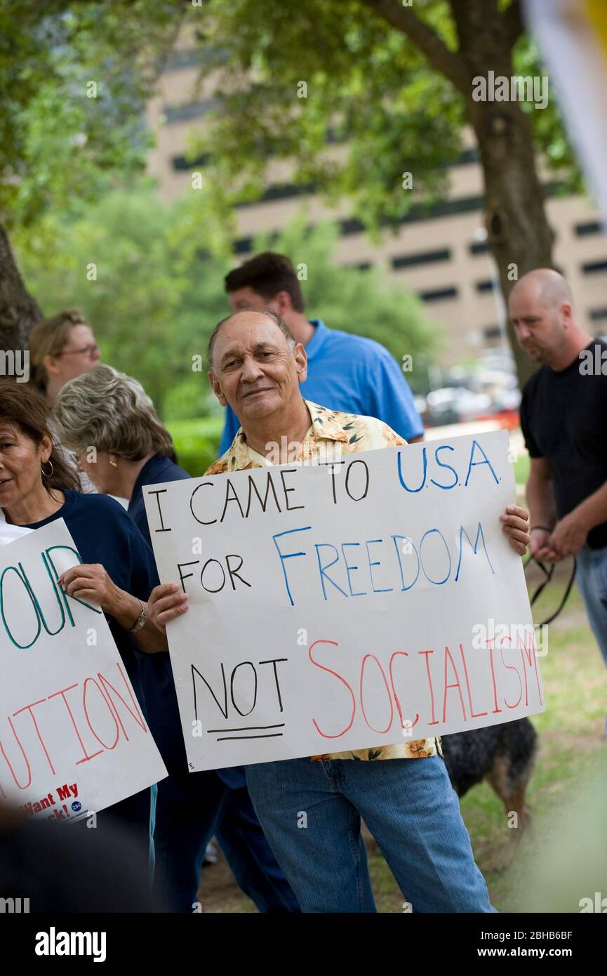 Austin, Texas USA, aprile 15th 2010: I sostenitori del Tea Party protestano contro la spesa pubblica al di fuori del Campidoglio del Texas durante una giornata fiscale annuale contro ciò che vedono come una tassazione federale irragionevolmente elevata. ©Marjorie Kamys Cotera/Daemmrich Photography Foto Stock