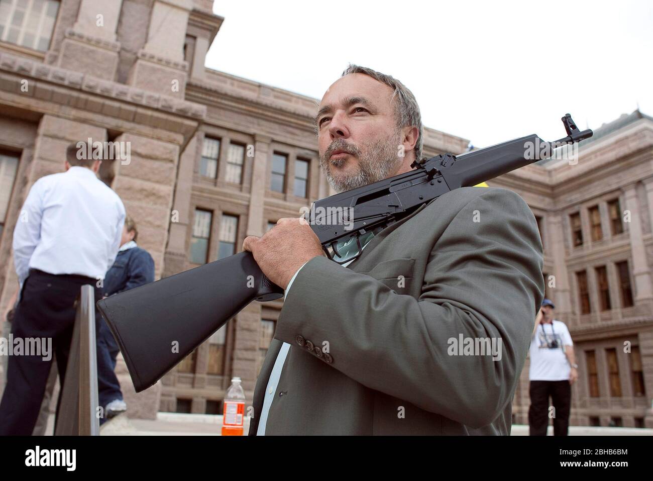 Austin, Texas USA, aprile 15 2010: Un protestore tiene un fucile d'assalto AK-47 fuori dal Campidoglio del Texas, mentre gli attivisti del Tea Party tenevano il loro rally annuale di giornata fiscale. Ha detto che stava trasportando un'arma in conformità con la legge di stato. ©Marjorie Kamys Cotera /Daemmrich Photos Foto Stock