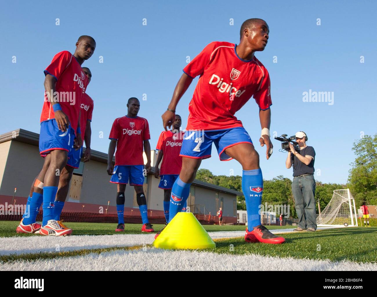 Austin, Texas USA, 28 aprile 2010: I membri della nazionale di calcio haitiana si scaldano prima di una partita espositiva con la squadra di calcio professionale Austin Aztek. La struttura di Port au Prince degli haitiani è stata decimata dal terremoto del gennaio 12th e 32 membri della squadra sono stati uccisi. I membri del team sopravvissuti hanno accettato un'offerta di formazione per due settimane in Texas e si recheranno in Argentina la prossima settimana per incontri sudamericani. ©Bob Daemmrich Foto Stock