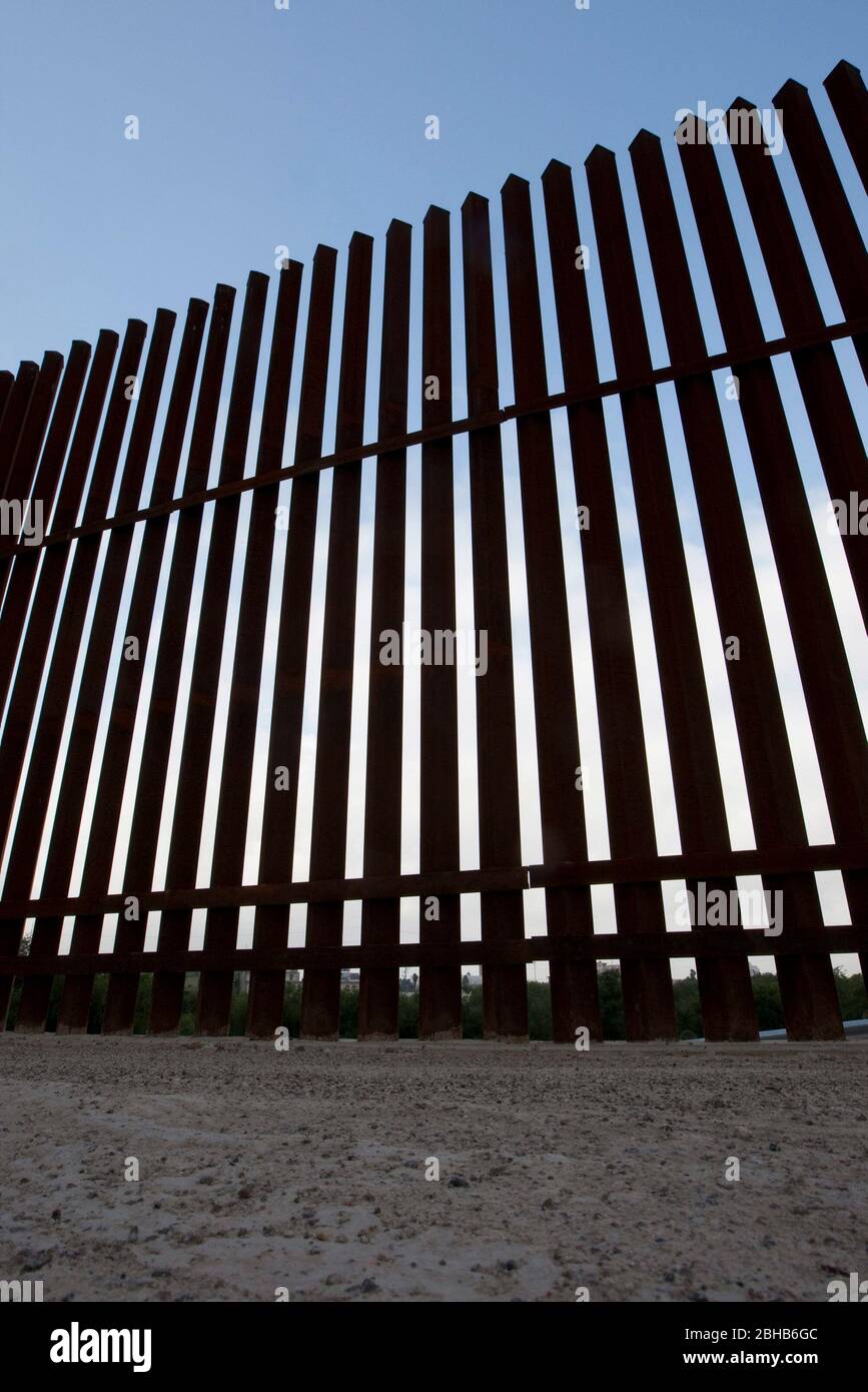 Hidalgo Texas USA, 14 2010 maggio: Una sezione del muro di confine americano nel centro di Hidalgo di fronte a Reynosa, Messico. I funzionari di entrambi i lati del confine hanno espresso maggiori preoccupazioni in materia di sicurezza, mentre le battaglie tra i cartelli della droga in Messico continuano senza scarsi problemi. ©Bob Daemmrich Foto Stock