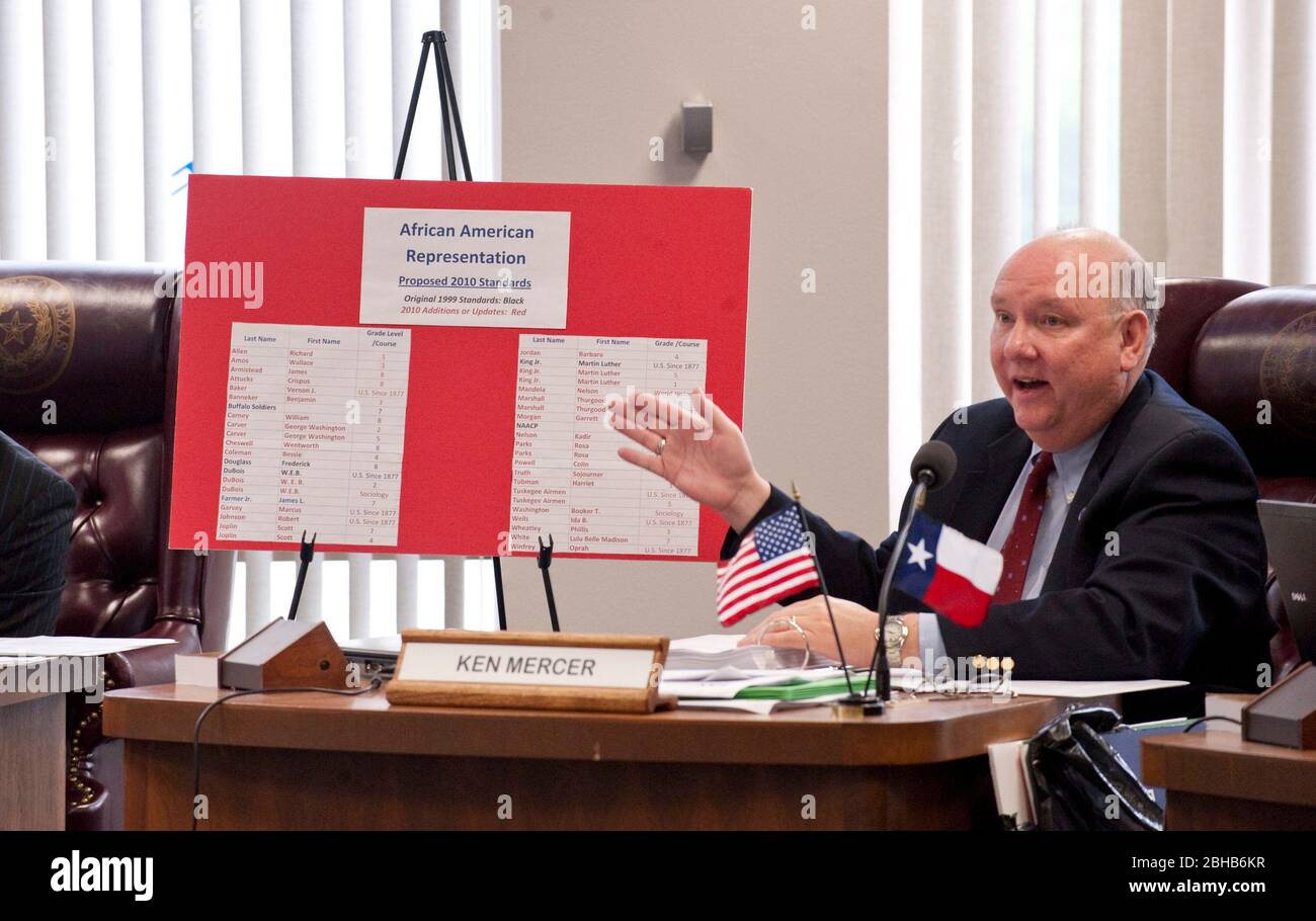 Austin Texas USA, maggio 19 2010: Il Texas state Board of Education ha raccolto i titoli nazionali con il suo dibattito sulle revisioni proposte per la storia, gli studi sociali e il curriculum del governo insegnato nelle scuole pubbliche del Texas. Una maggioranza conservatrice del consiglio di amministrazione eletto a 15 membri ha spinto attraverso cambiamenti controversi che, tra le altre cose, hanno glossato sul ruolo di Thomas Jefferson e dell'Illuminismo nella storia americana. Il membro conservatore del consiglio di amministrazione Ken Mercer di San Antonio fa un punto sulla storia nera durante una riunione del consiglio di amministrazione. ©Bob Daemmrich Foto Stock