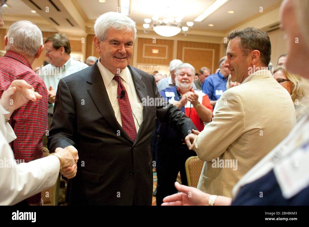 Austin Texas USA, aprile 15 2010: L'ex congressista conservatore e l'attuale commentatore politico Newt Gingrich parla con una folla del Texas Tea Party il 15th aprile (Tax Day), dicendo alla folla della sala da ballo dell'hotel che egli è in disaccordo con la maggior parte delle attuali politiche interne del presidente Barack Obama. ©Bob Daemmrich Foto Stock