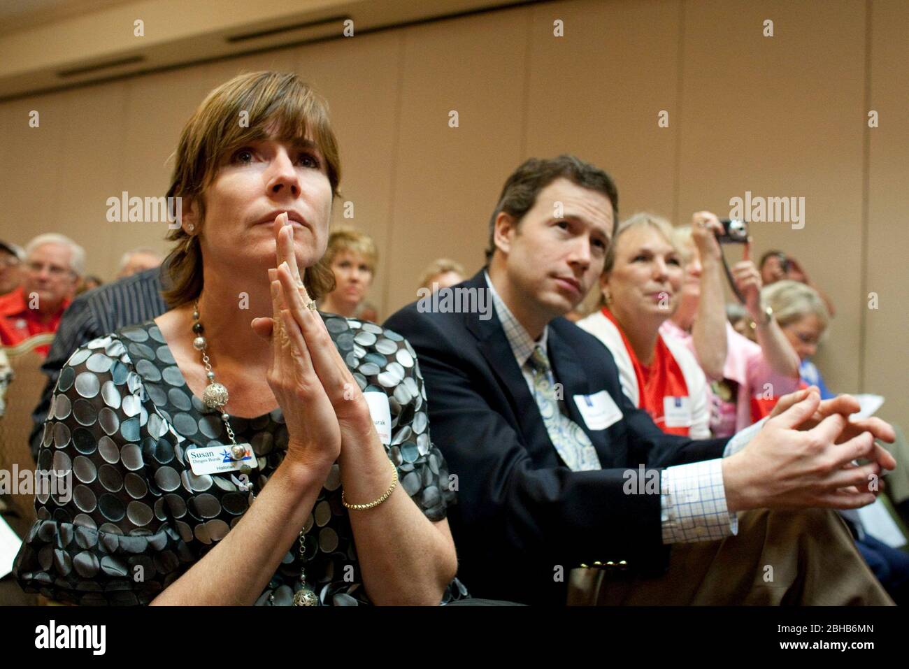 Austin Texas USA, 15 aprile 2010: I membri del pubblico ascoltano l'ex congressista conservatore e l'attuale commentatore politico Newt Gingrich parla con una folla del Texas Tea Party il 15th aprile (Tax Day), dicendo alla folla della sala da ballo dell'hotel che egli è in disaccordo con la maggior parte delle attuali politiche interne del presidente Barack Obama. ©Bob Daemmrich Foto Stock