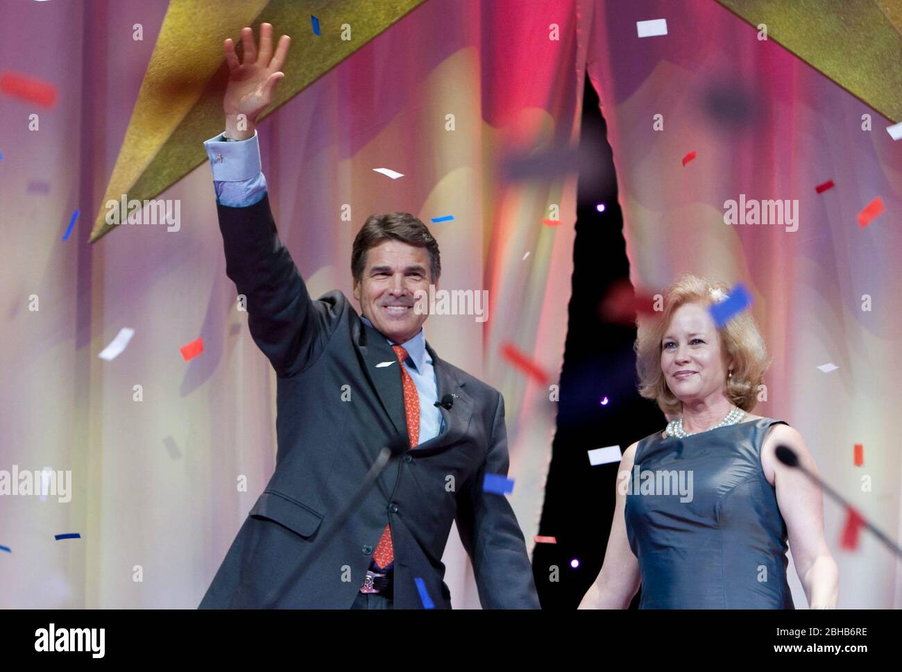Dallas Texas USA, 11 2010 giugno: Texas First Lady Anita Perry e Governatore Rick Perry si sono Uniti alla folla alla convention biennale dei repubblicani del Texas a Dallas. Più di 5.000 delegati provenienti da tutto lo Stato della stella solitaria hanno sentito i funzionari statali e i membri repubblicani del Texas del Congresso soffocare l’amministrazione democratica sostenendo i tradizionali valori fiscali e sociali conservatori. ©Bob Daemmrich Foto Stock