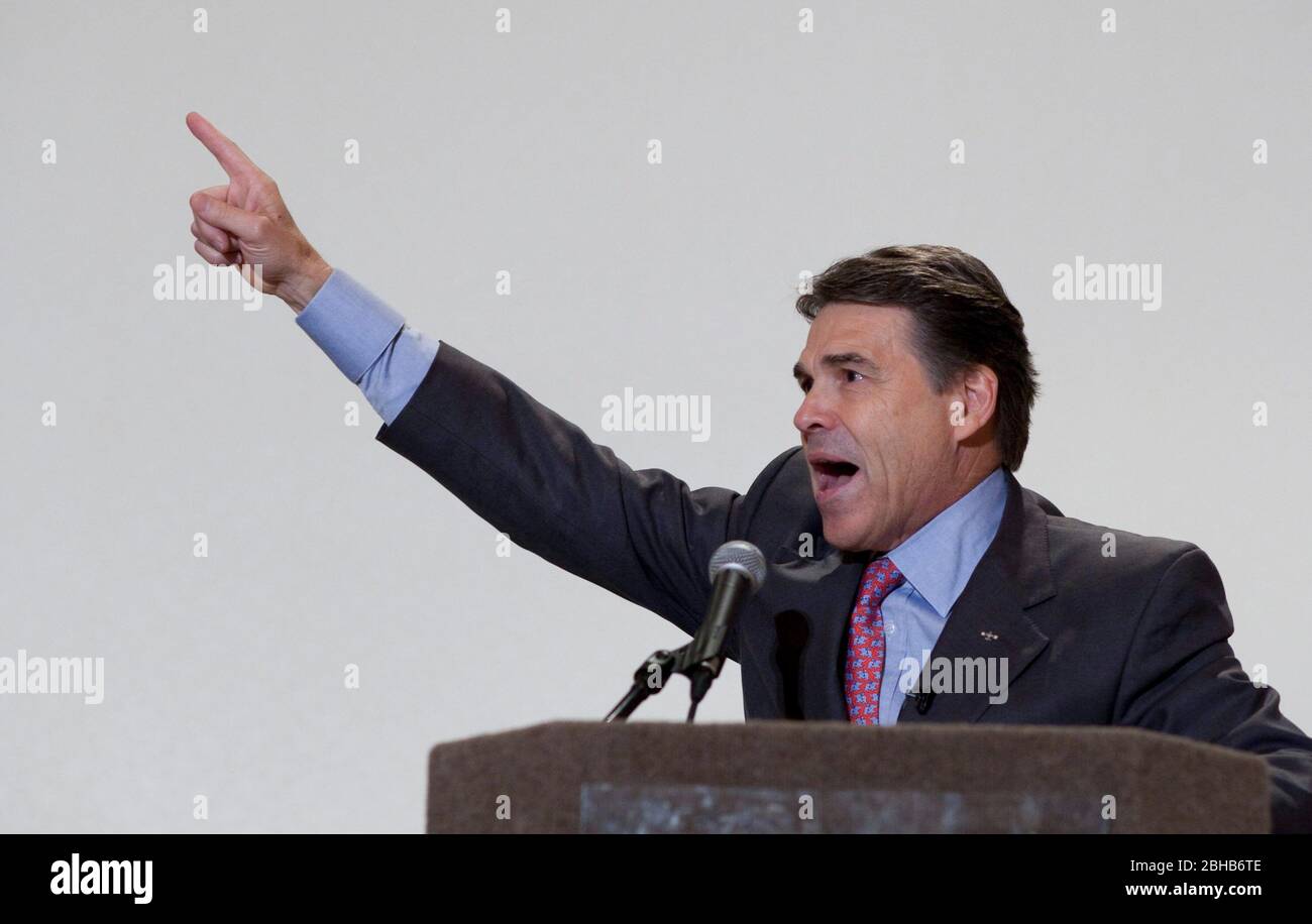 Dallas Texas USA, 11 2010 giugno: Il governatore del Texas Rick Perry parla alla convention biennale dei repubblicani del Texas a Dallas. Oltre 5.000 delegati provenienti da tutto il Lone Star state hanno sentito i funzionari statali e i membri repubblicani del Texas del Congresso soffocare l'amministrazione democratica, sostenendo i tradizionali valori conservatori fiscali e sociali. ©Bob Daemmrich Foto Stock